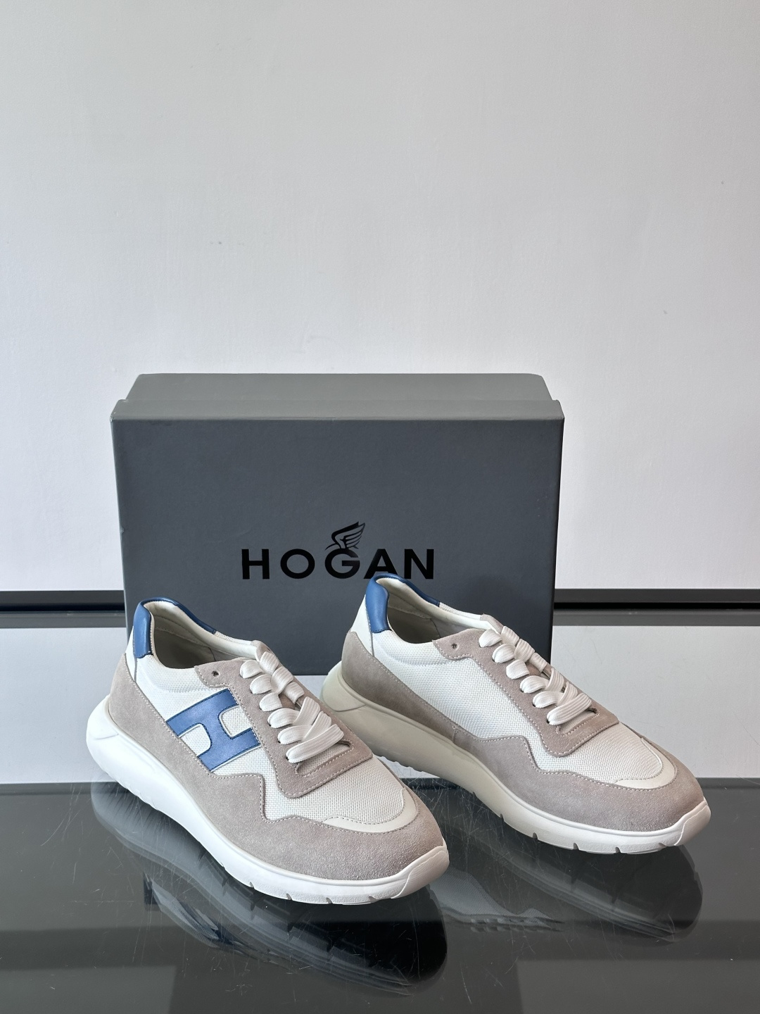 HOGAN豪格系列男士休闲鞋，主打休闲运动风，融合品牌经典与潮流元素。鞋面拼接麂皮和织物，配色低调有质感