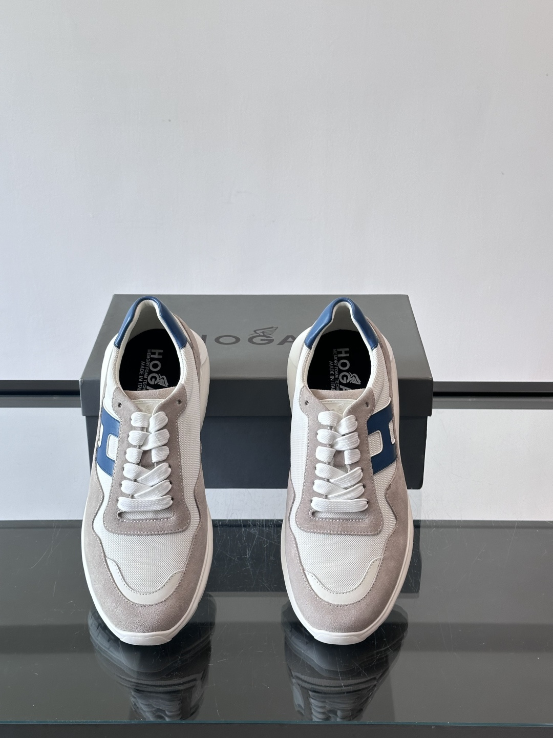 HOGAN豪格系列男士休闲鞋，主打休闲运动风，融合品牌经典与潮流元素。鞋面拼接麂皮和织物，配色低调有质感