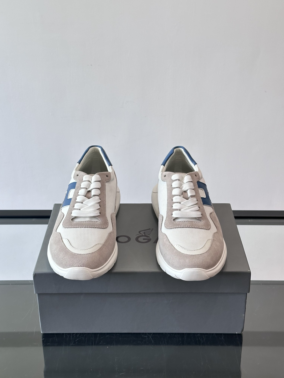 HOGAN豪格系列男士休闲鞋，主打休闲运动风，融合品牌经典与潮流元素。鞋面拼接麂皮和织物，配色低调有质感