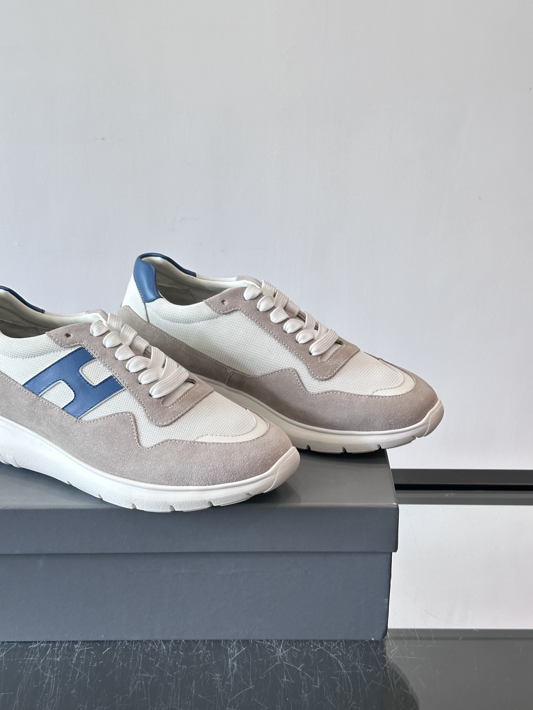 HOGAN豪格系列男士休闲鞋，主打休闲运动风，融合品牌经典与潮流元素。鞋面拼接麂皮和织物，配色低调有质感
