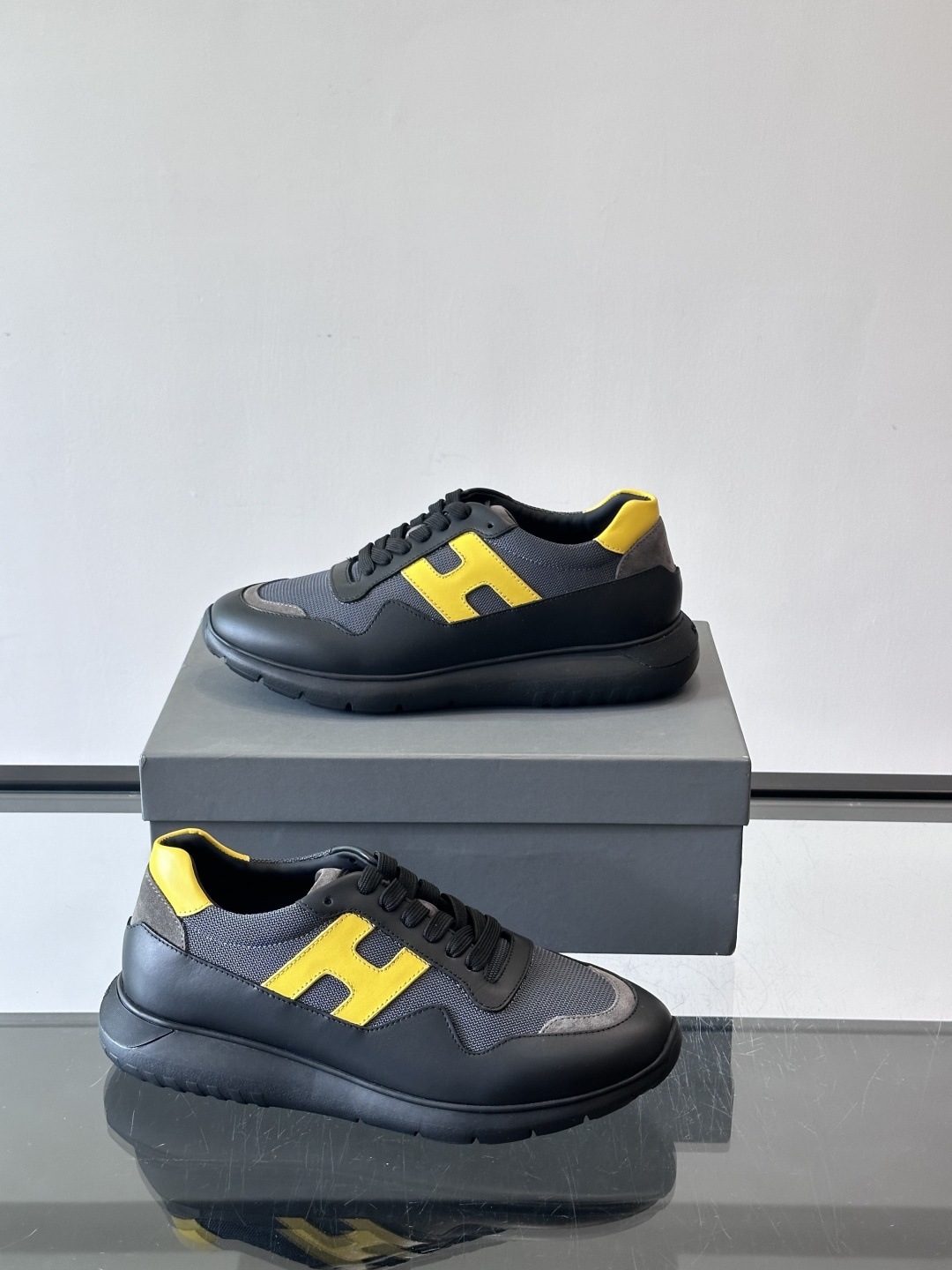 HOGAN豪格系列男士休闲鞋，主打休闲运动风，融合品牌经典与潮流元素。鞋面拼接麂皮和织物，配色低调有质感