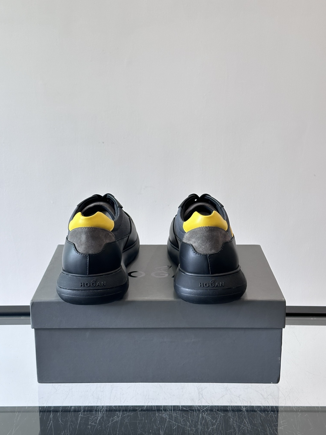 HOGAN豪格系列男士休闲鞋，主打休闲运动风，融合品牌经典与潮流元素。鞋面拼接麂皮和织物，配色低调有质感