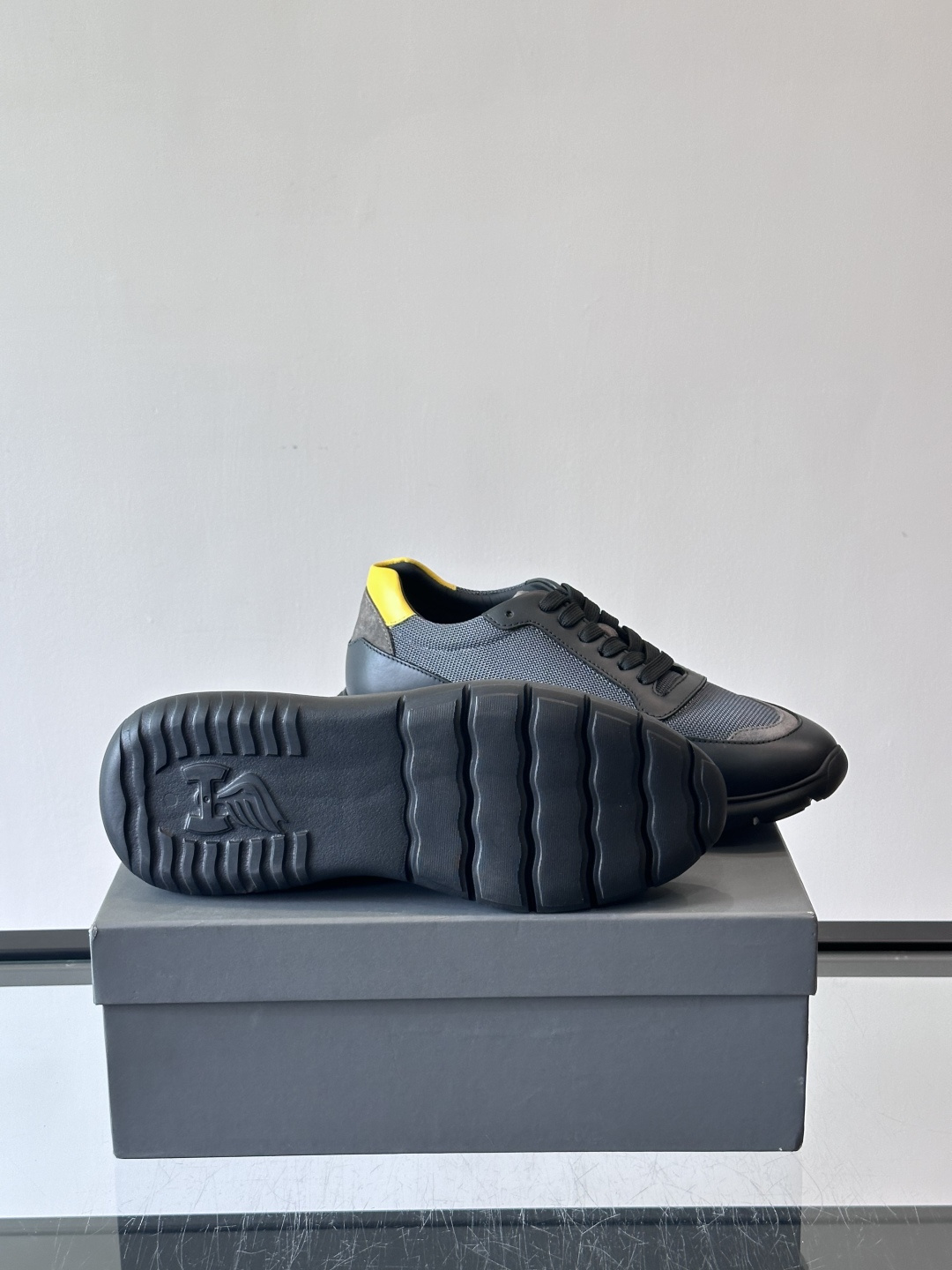 HOGAN豪格系列男士休闲鞋，主打休闲运动风，融合品牌经典与潮流元素。鞋面拼接麂皮和织物，配色低调有质感