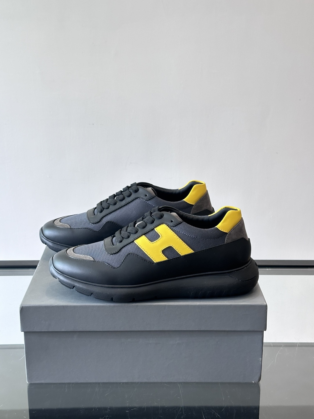 HOGAN豪格系列男士休闲鞋，主打休闲运动风，融合品牌经典与潮流元素。鞋面拼接麂皮和织物，配色低调有质感