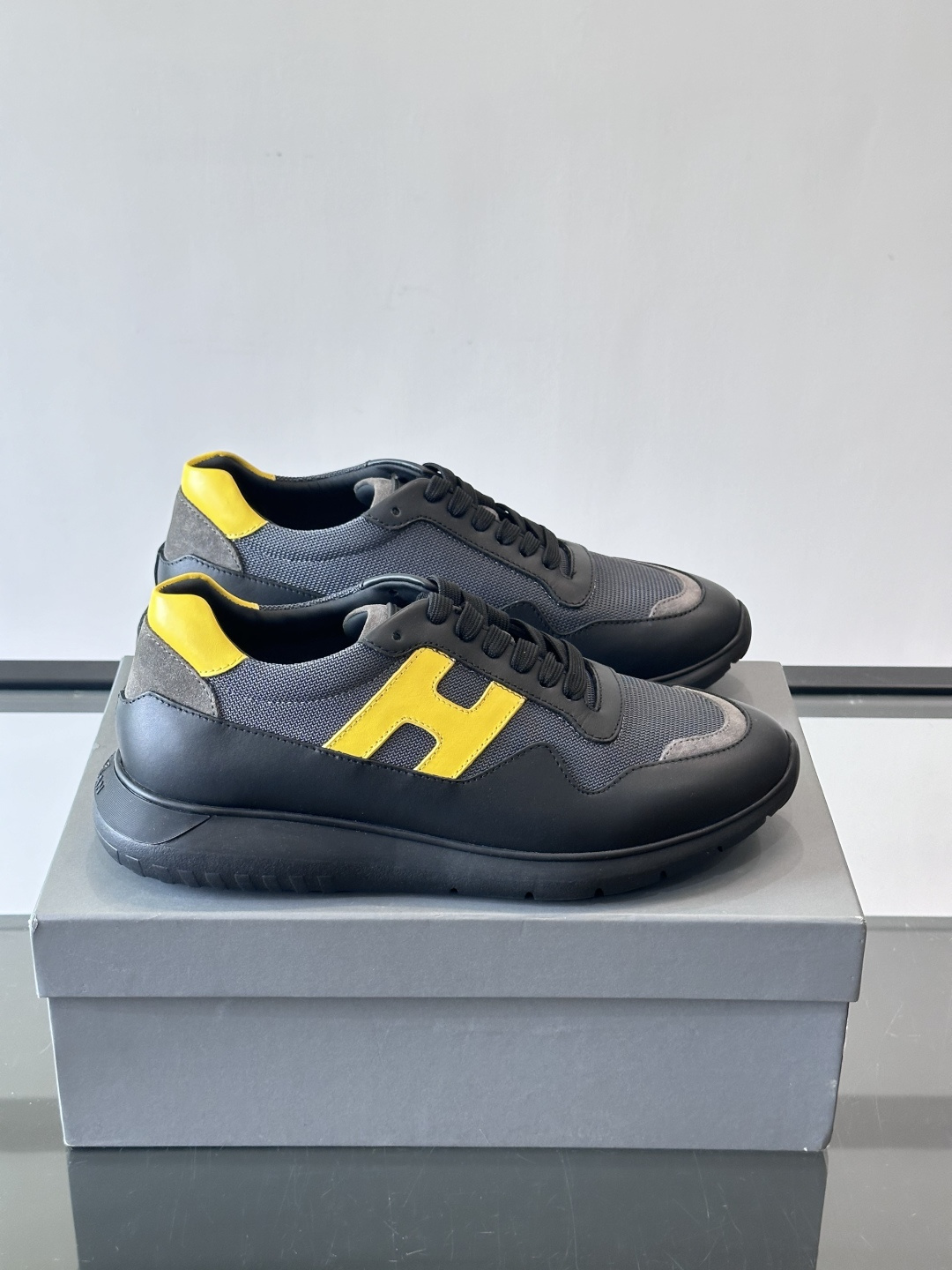 HOGAN豪格系列男士休闲鞋，主打休闲运动风，融合品牌经典与潮流元素。鞋面拼接麂皮和织物，配色低调有质感