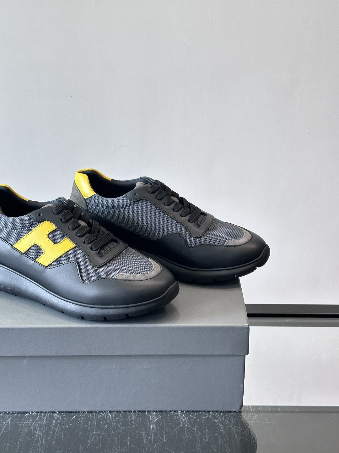 HOGAN豪格系列男士休闲鞋，主打休闲运动风，融合品牌经典与潮流元素。鞋面拼接麂皮和织物，配色低调有质感