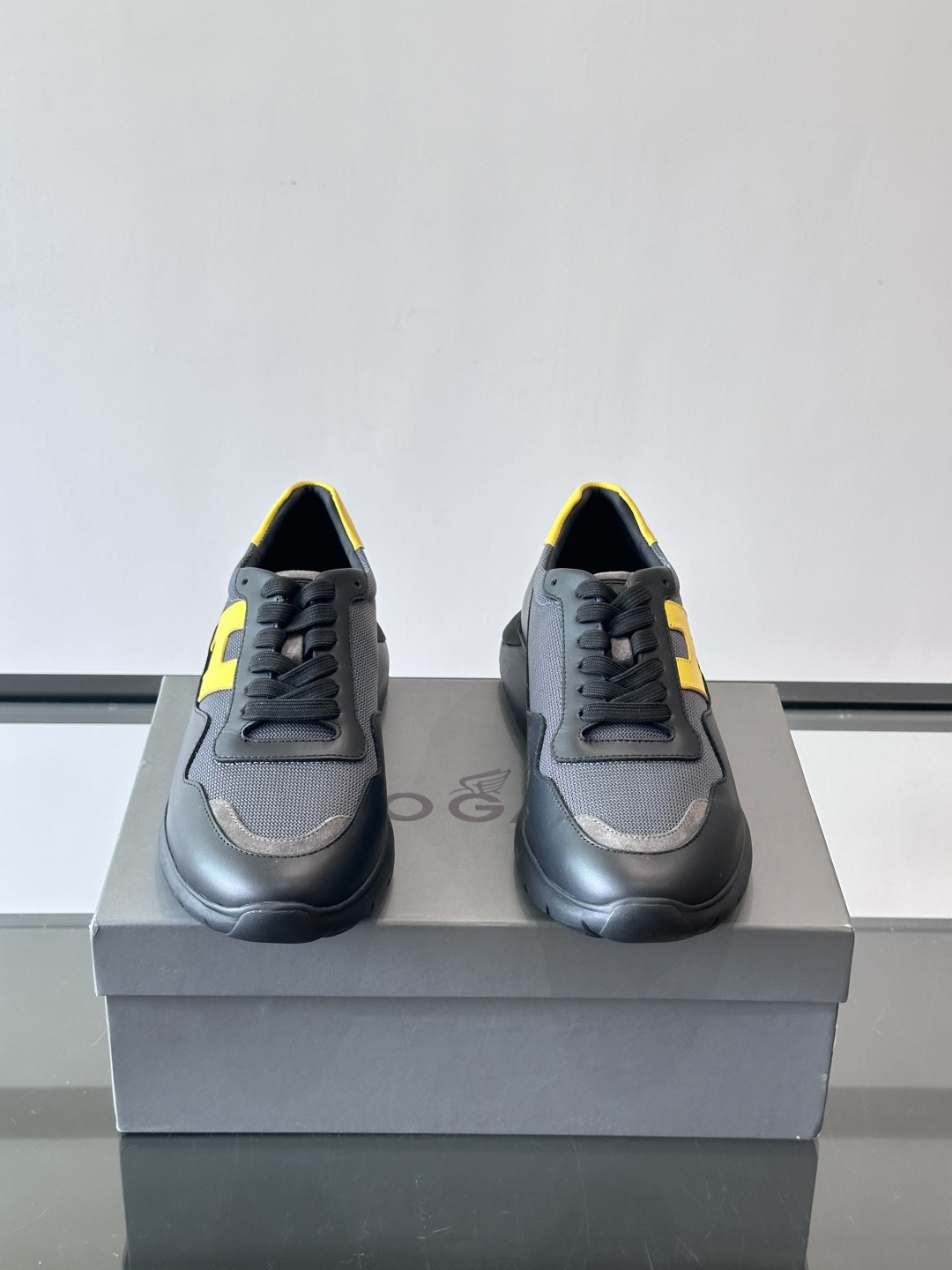 HOGAN豪格系列男士休闲鞋，主打休闲运动风，融合品牌经典与潮流元素。鞋面拼接麂皮和织物，配色低调有质感