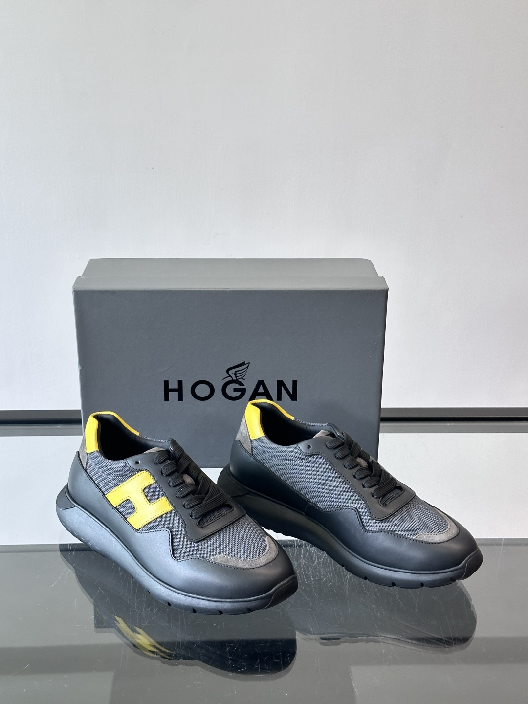 HOGAN豪格系列男士休闲鞋，主打休闲运动风，融合品牌经典与潮流元素。鞋面拼接麂皮和织物，配色低调有质感