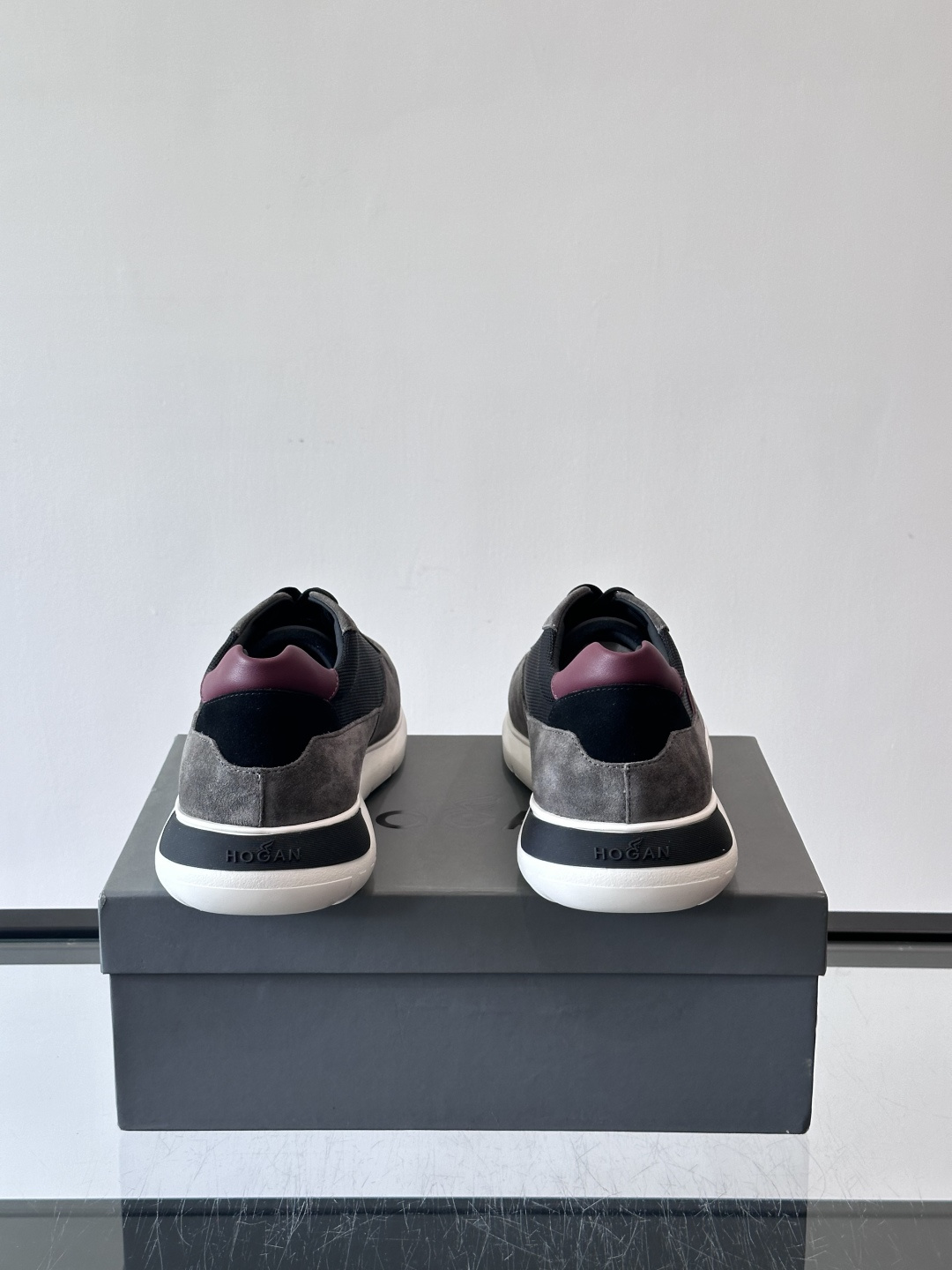 HOGAN豪格系列男士休闲鞋，主打休闲运动风，融合品牌经典与潮流元素。鞋面拼接麂皮和织物，配色低调有质感