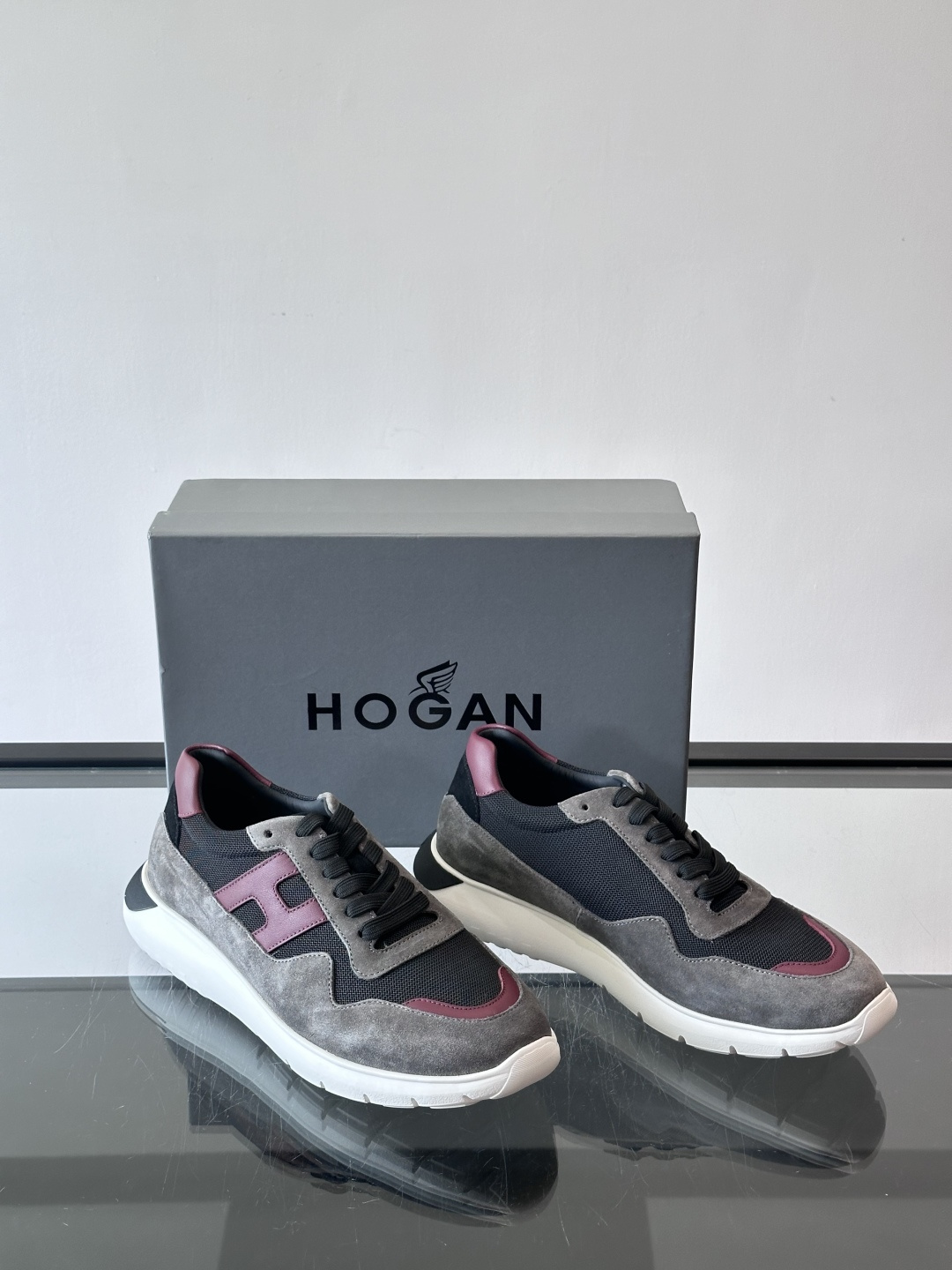 HOGAN豪格系列男士休闲鞋，主打休闲运动风，融合品牌经典与潮流元素。鞋面拼接麂皮和织物，配色低调有质感