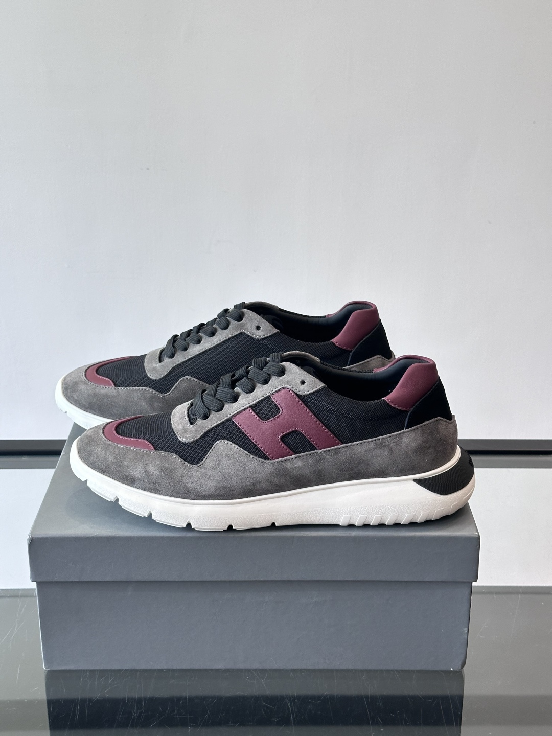 HOGAN豪格系列男士休闲鞋，主打休闲运动风，融合品牌经典与潮流元素。鞋面拼接麂皮和织物，配色低调有质感