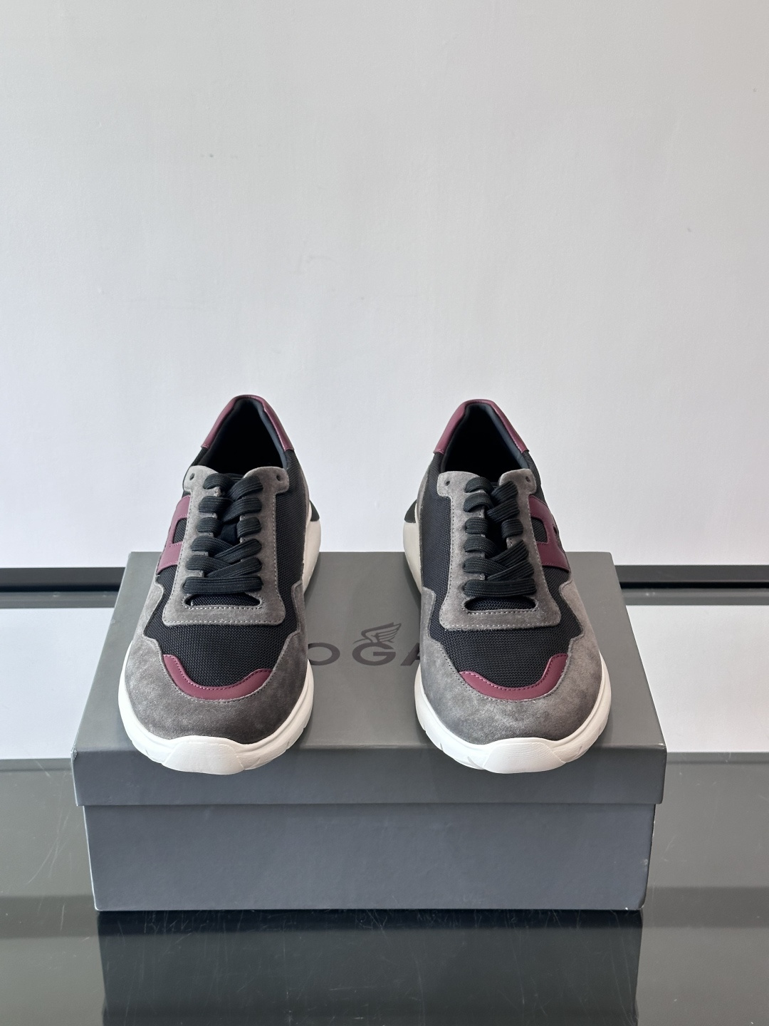 HOGAN豪格系列男士休闲鞋，主打休闲运动风，融合品牌经典与潮流元素。鞋面拼接麂皮和织物，配色低调有质感