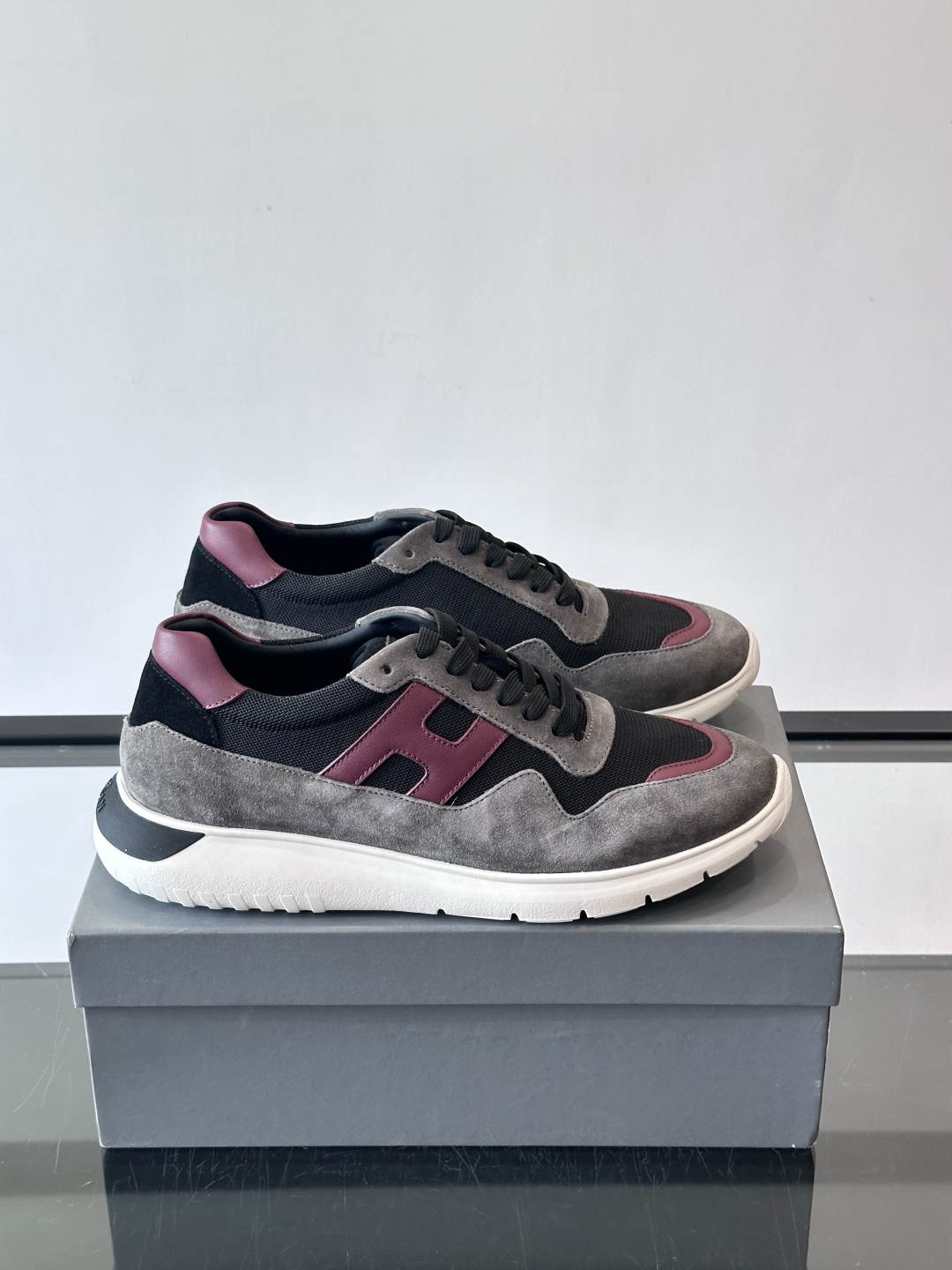 HOGAN豪格系列男士休闲鞋，主打休闲运动风，融合品牌经典与潮流元素。鞋面拼接麂皮和织物，配色低调有质感