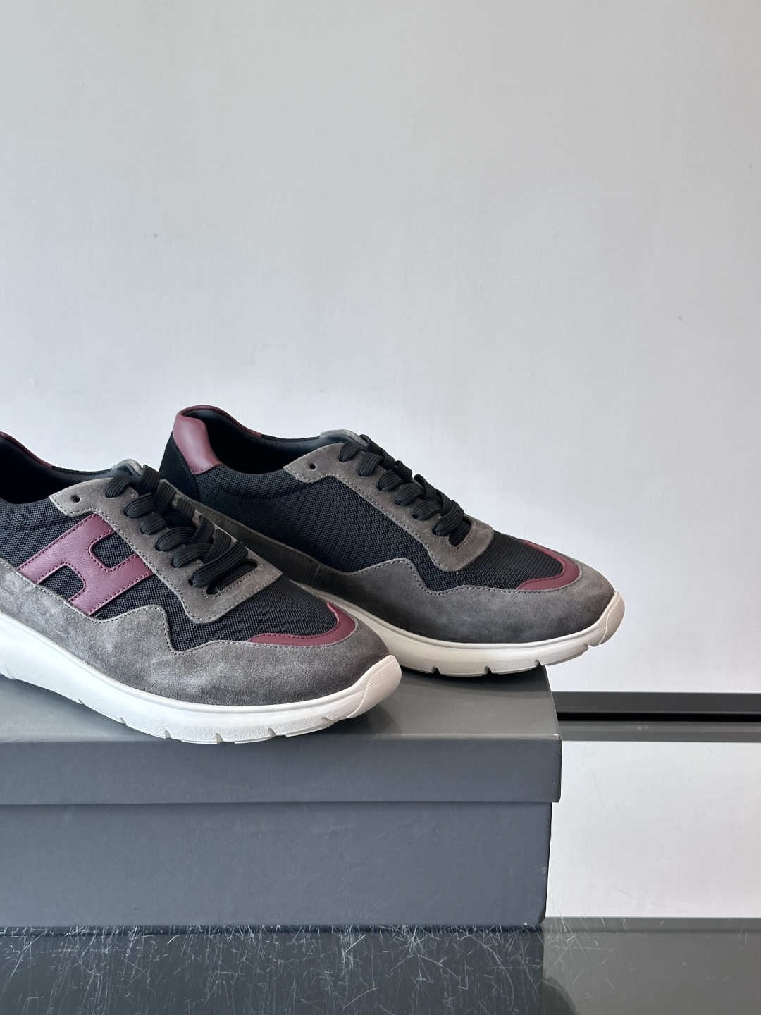 HOGAN豪格系列男士休闲鞋，主打休闲运动风，融合品牌经典与潮流元素。鞋面拼接麂皮和织物，配色低调有质感