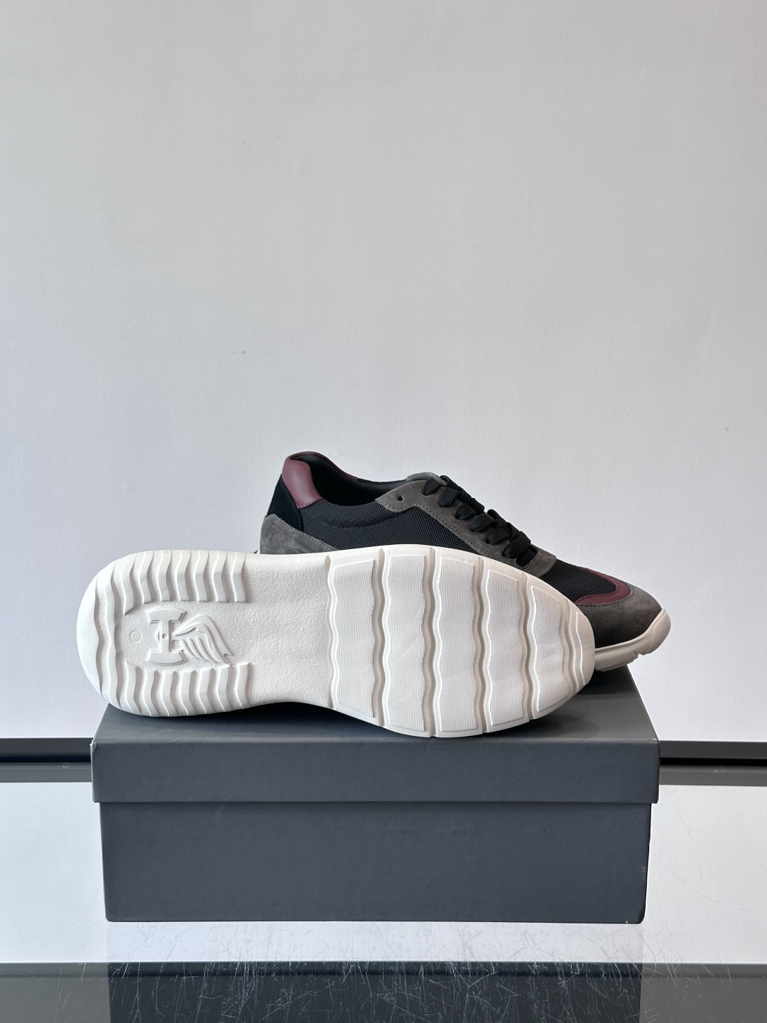 HOGAN豪格系列男士休闲鞋，主打休闲运动风，融合品牌经典与潮流元素。鞋面拼接麂皮和织物，配色低调有质感