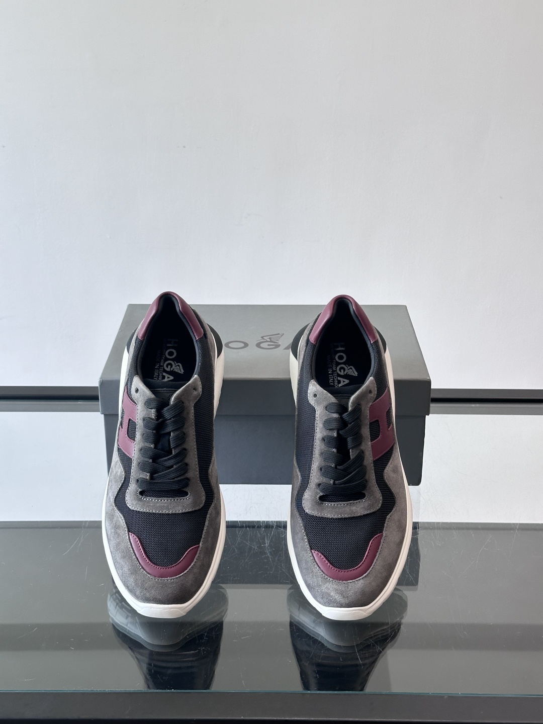 HOGAN豪格系列男士休闲鞋，主打休闲运动风，融合品牌经典与潮流元素。鞋面拼接麂皮和织物，配色低调有质感