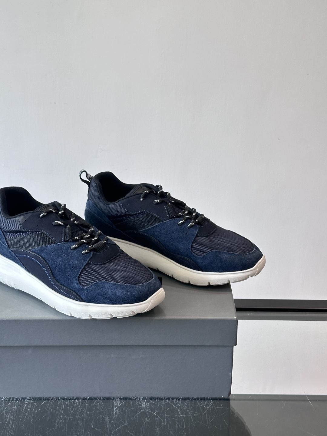 HOGAN豪格系列男士休闲鞋，主打休闲运动风，融合品牌经典与潮流元素。鞋面拼接麂皮和织物，配色低调有质感