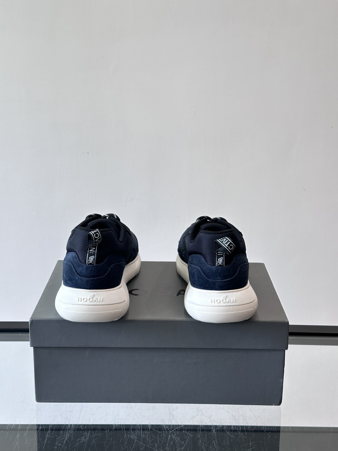 HOGAN豪格系列男士休闲鞋，主打休闲运动风，融合品牌经典与潮流元素。鞋面拼接麂皮和织物，配色低调有质感