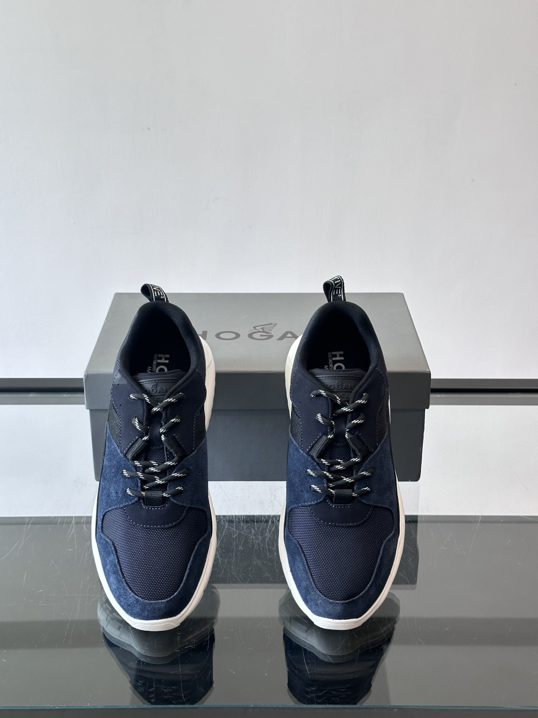 HOGAN豪格系列男士休闲鞋，主打休闲运动风，融合品牌经典与潮流元素。鞋面拼接麂皮和织物，配色低调有质感