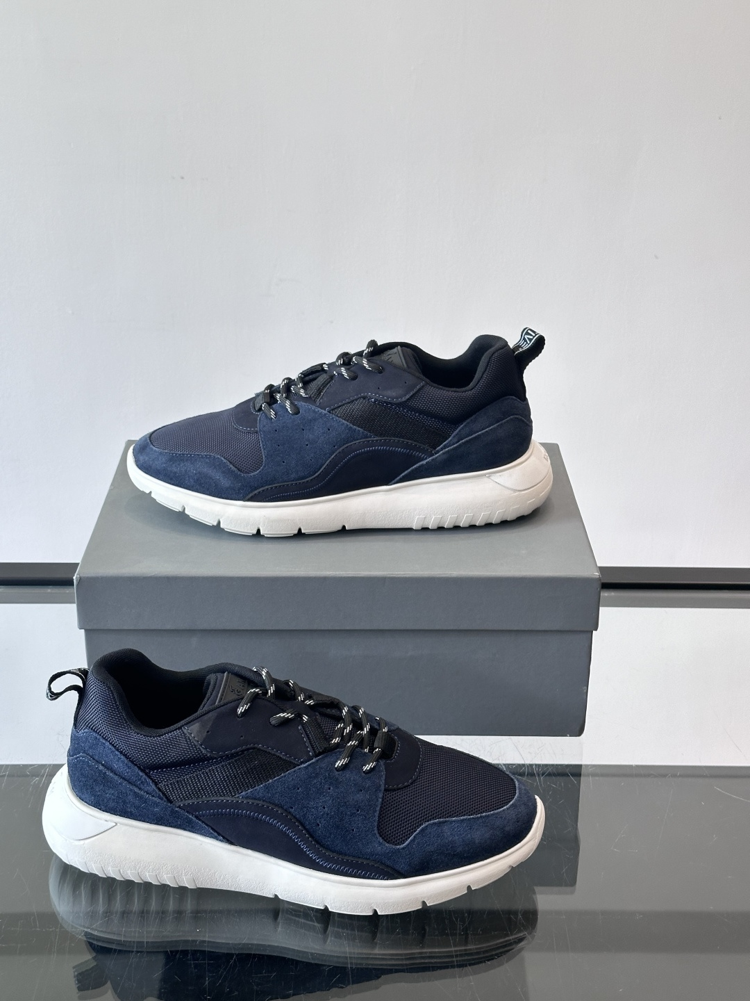 HOGAN豪格系列男士休闲鞋，主打休闲运动风，融合品牌经典与潮流元素。鞋面拼接麂皮和织物，配色低调有质感