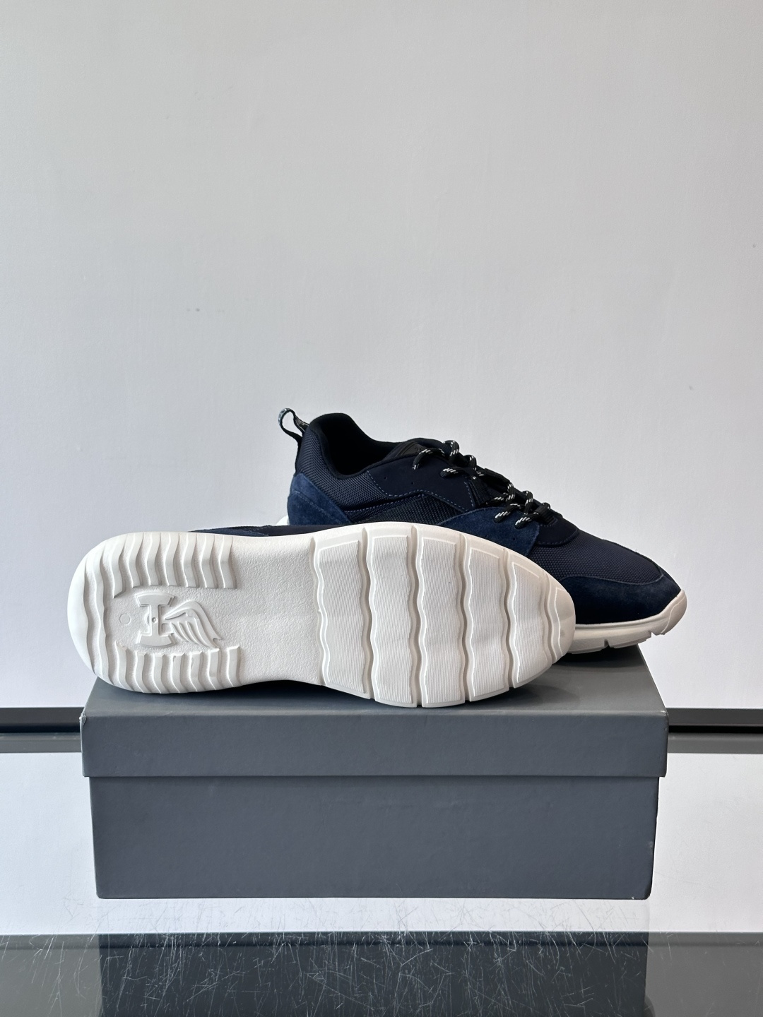 HOGAN豪格系列男士休闲鞋，主打休闲运动风，融合品牌经典与潮流元素。鞋面拼接麂皮和织物，配色低调有质感