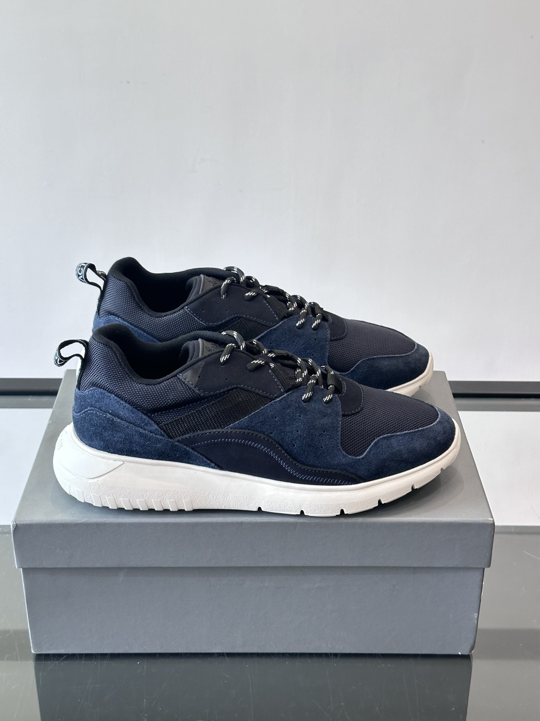 HOGAN豪格系列男士休闲鞋，主打休闲运动风，融合品牌经典与潮流元素。鞋面拼接麂皮和织物，配色低调有质感