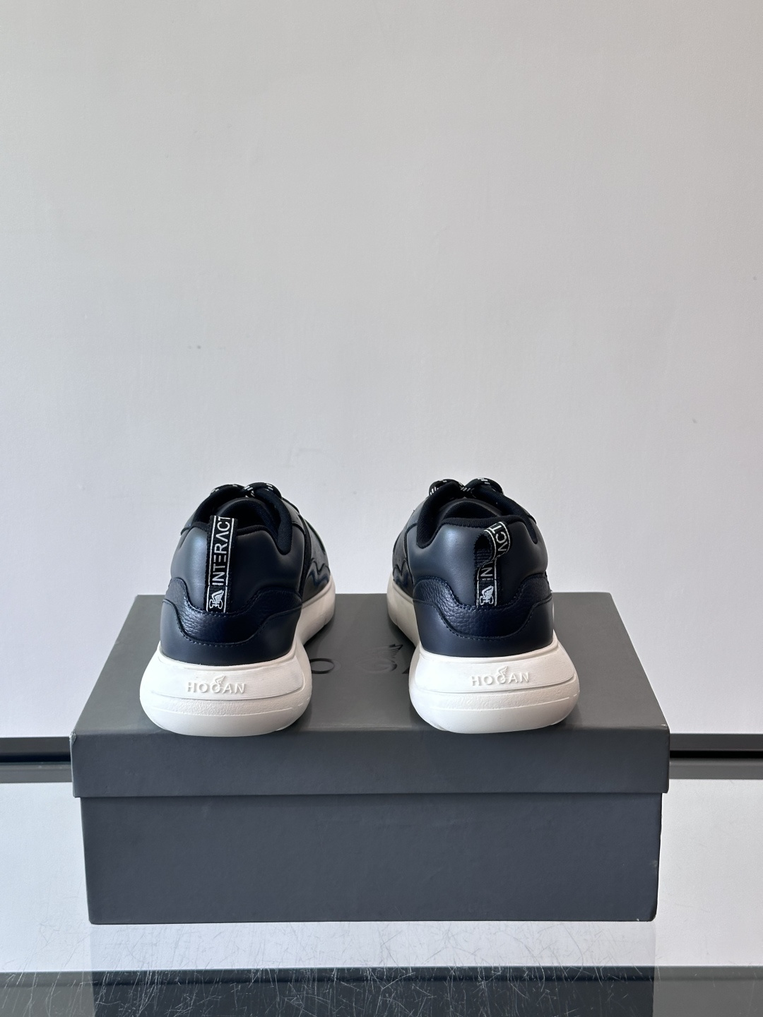 HOGAN豪格系列男士休闲鞋，主打休闲运动风，融合品牌经典与潮流元素。鞋面拼接麂皮和织物，配色低调有质感