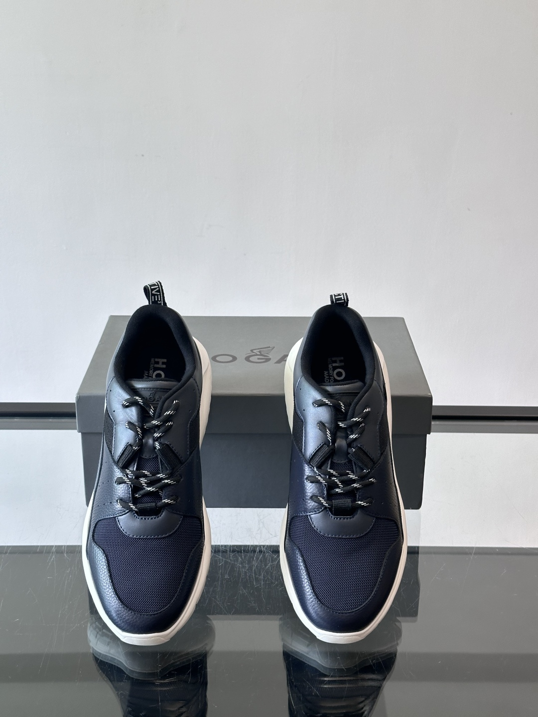 HOGAN豪格系列男士休闲鞋，主打休闲运动风，融合品牌经典与潮流元素。鞋面拼接麂皮和织物，配色低调有质感