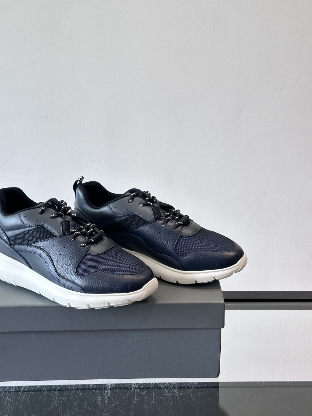 HOGAN豪格系列男士休闲鞋，主打休闲运动风，融合品牌经典与潮流元素。鞋面拼接麂皮和织物，配色低调有质感