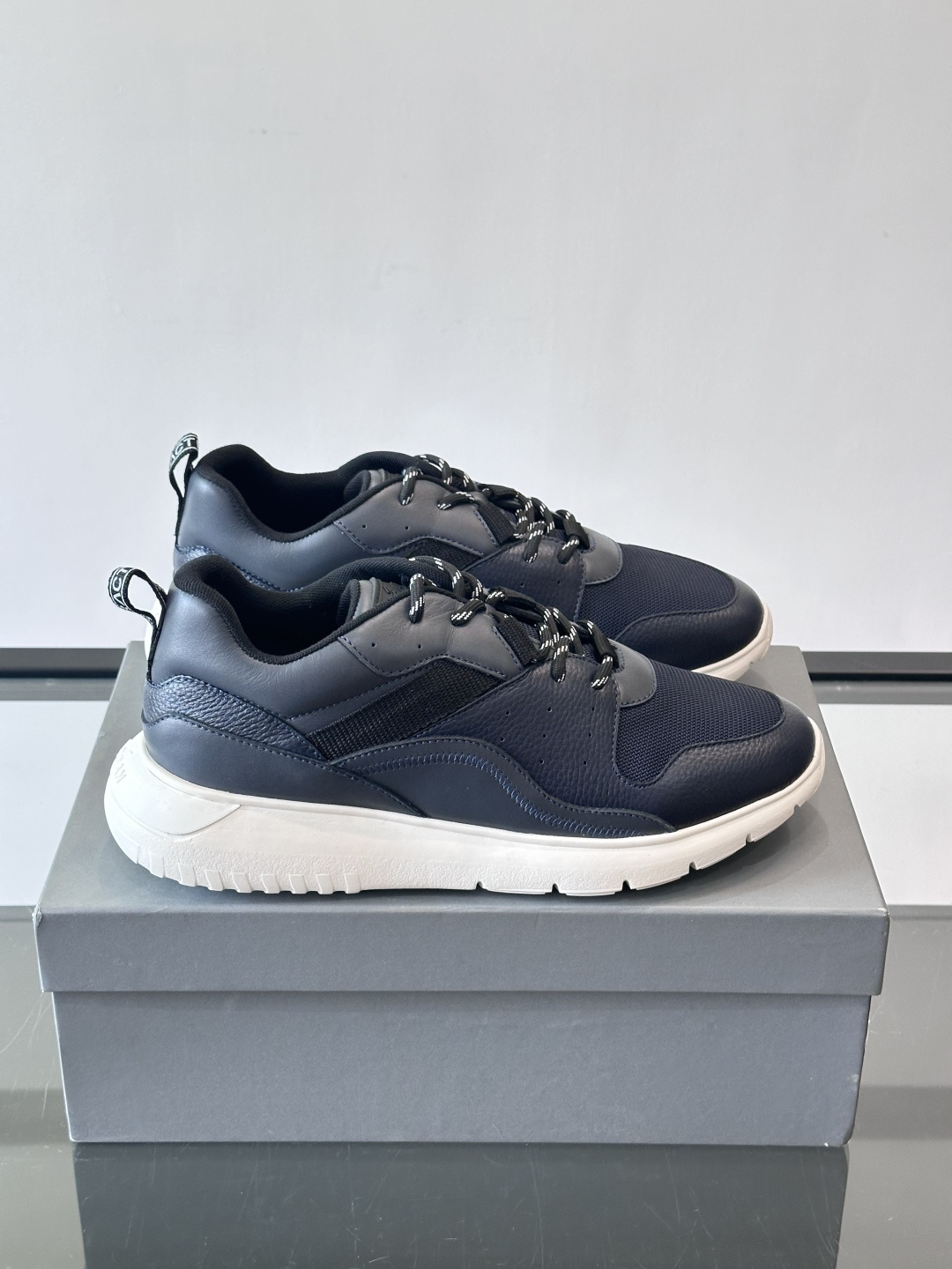 HOGAN豪格系列男士休闲鞋，主打休闲运动风，融合品牌经典与潮流元素。鞋面拼接麂皮和织物，配色低调有质感