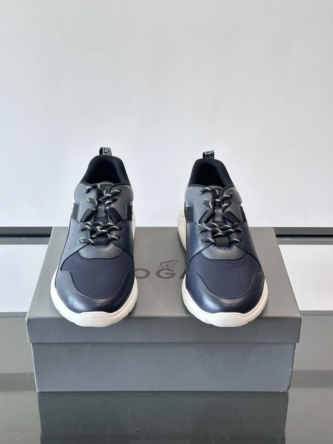 HOGAN豪格系列男士休闲鞋，主打休闲运动风，融合品牌经典与潮流元素。鞋面拼接麂皮和织物，配色低调有质感