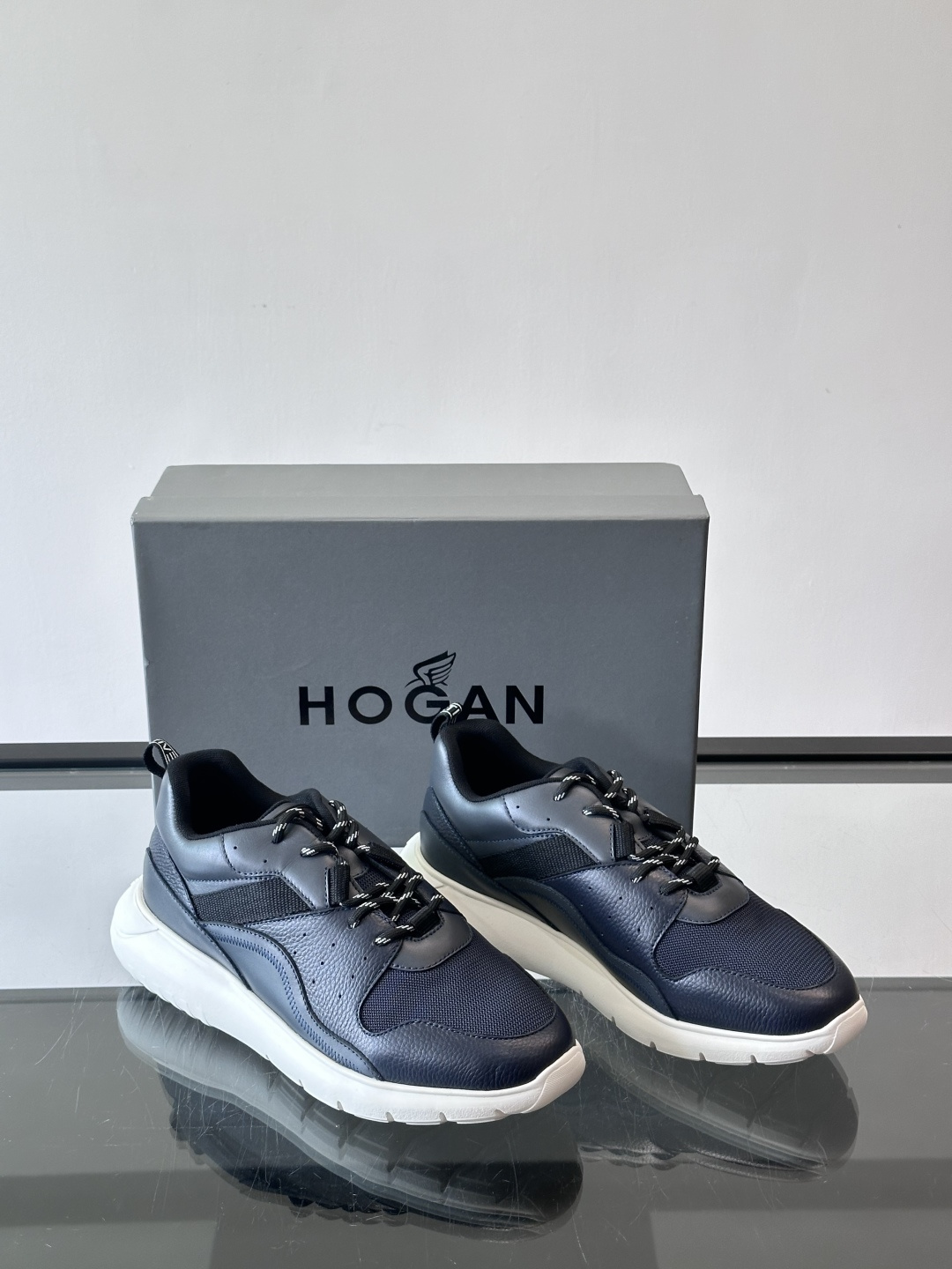 HOGAN豪格系列男士休闲鞋，主打休闲运动风，融合品牌经典与潮流元素。鞋面拼接麂皮和织物，配色低调有质感