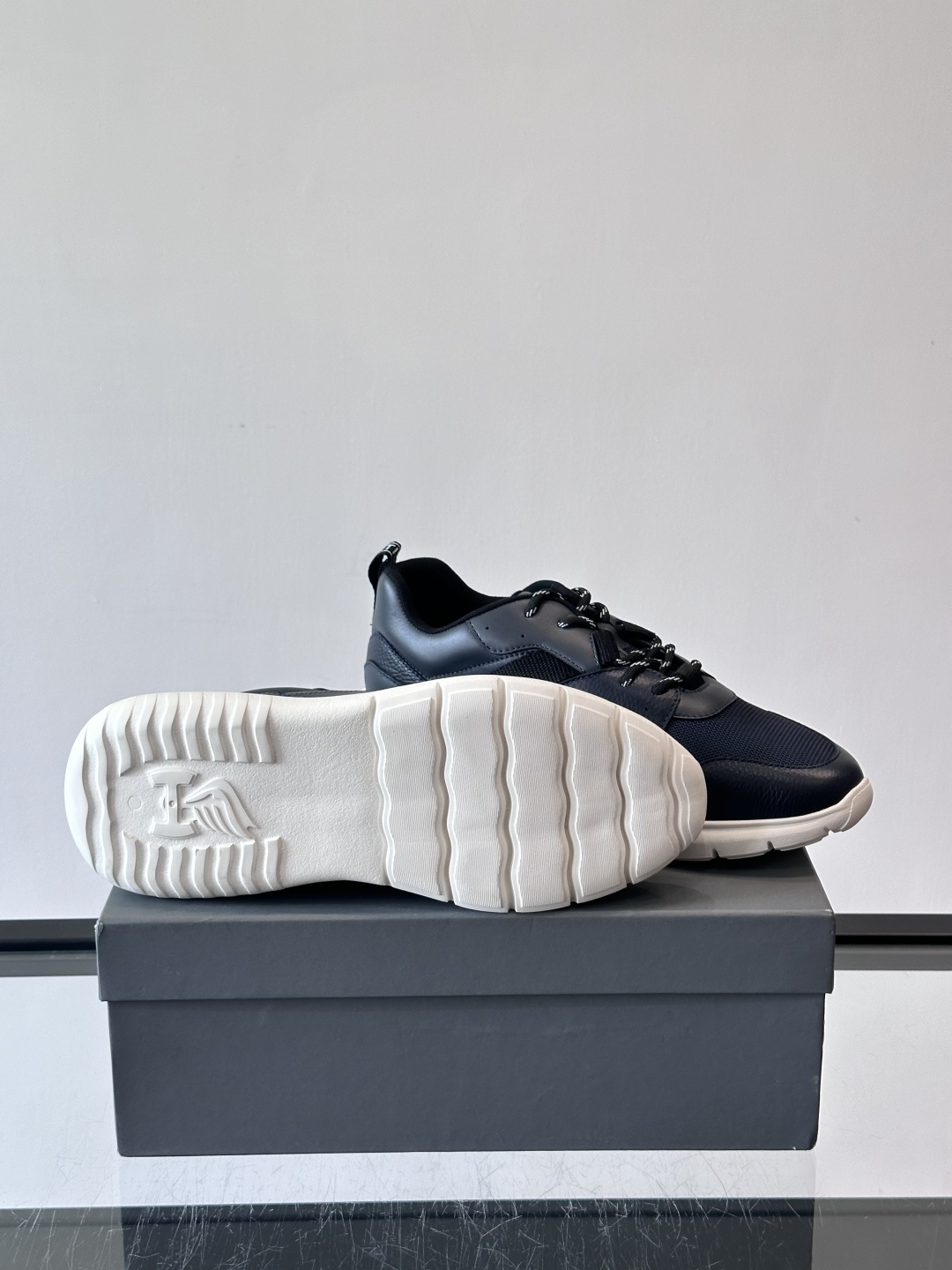 HOGAN豪格系列男士休闲鞋，主打休闲运动风，融合品牌经典与潮流元素。鞋面拼接麂皮和织物，配色低调有质感