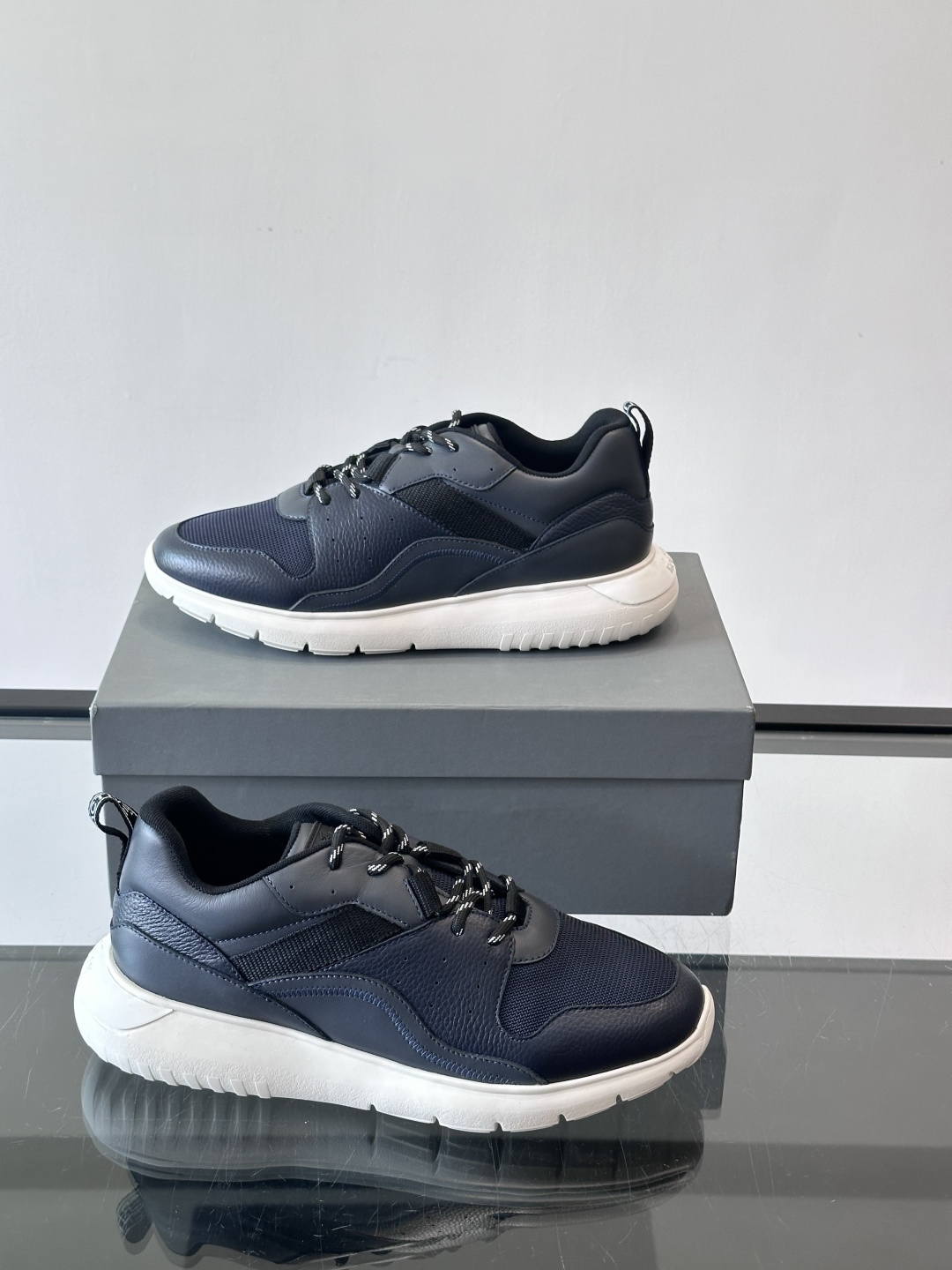 HOGAN豪格系列男士休闲鞋，主打休闲运动风，融合品牌经典与潮流元素。鞋面拼接麂皮和织物，配色低调有质感