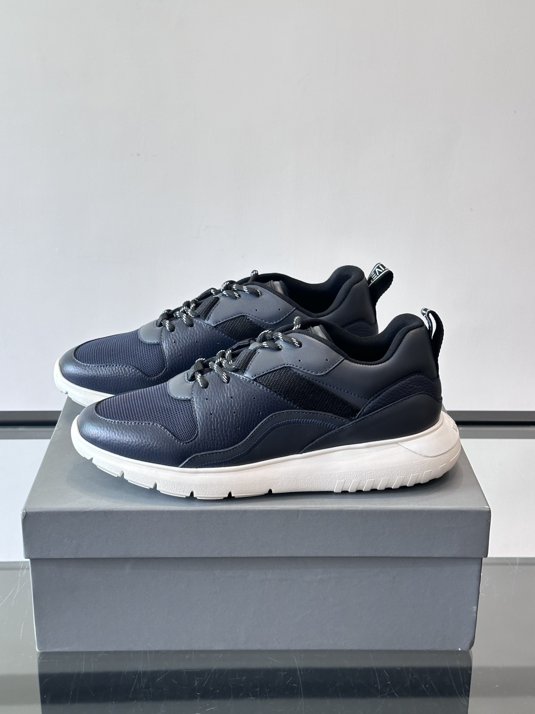 HOGAN豪格系列男士休闲鞋，主打休闲运动风，融合品牌经典与潮流元素。鞋面拼接麂皮和织物，配色低调有质感