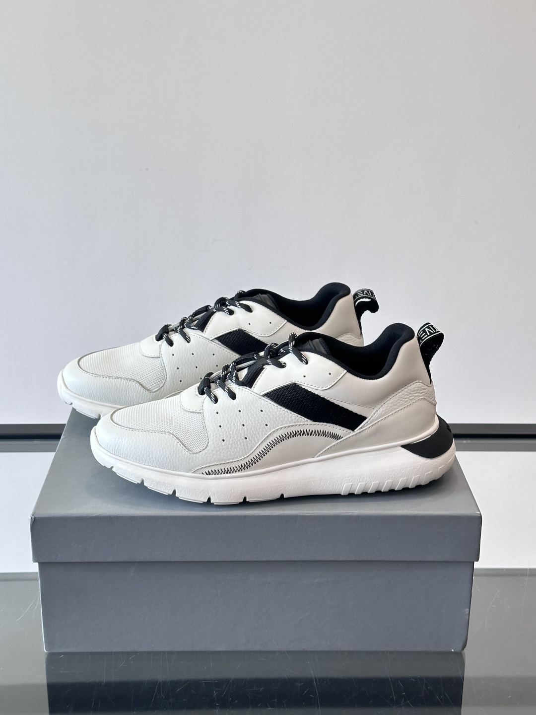 HOGAN豪格系列男士休闲鞋，主打休闲运动风，融合品牌经典与潮流元素。鞋面拼接麂皮和织物，配色低调有质感