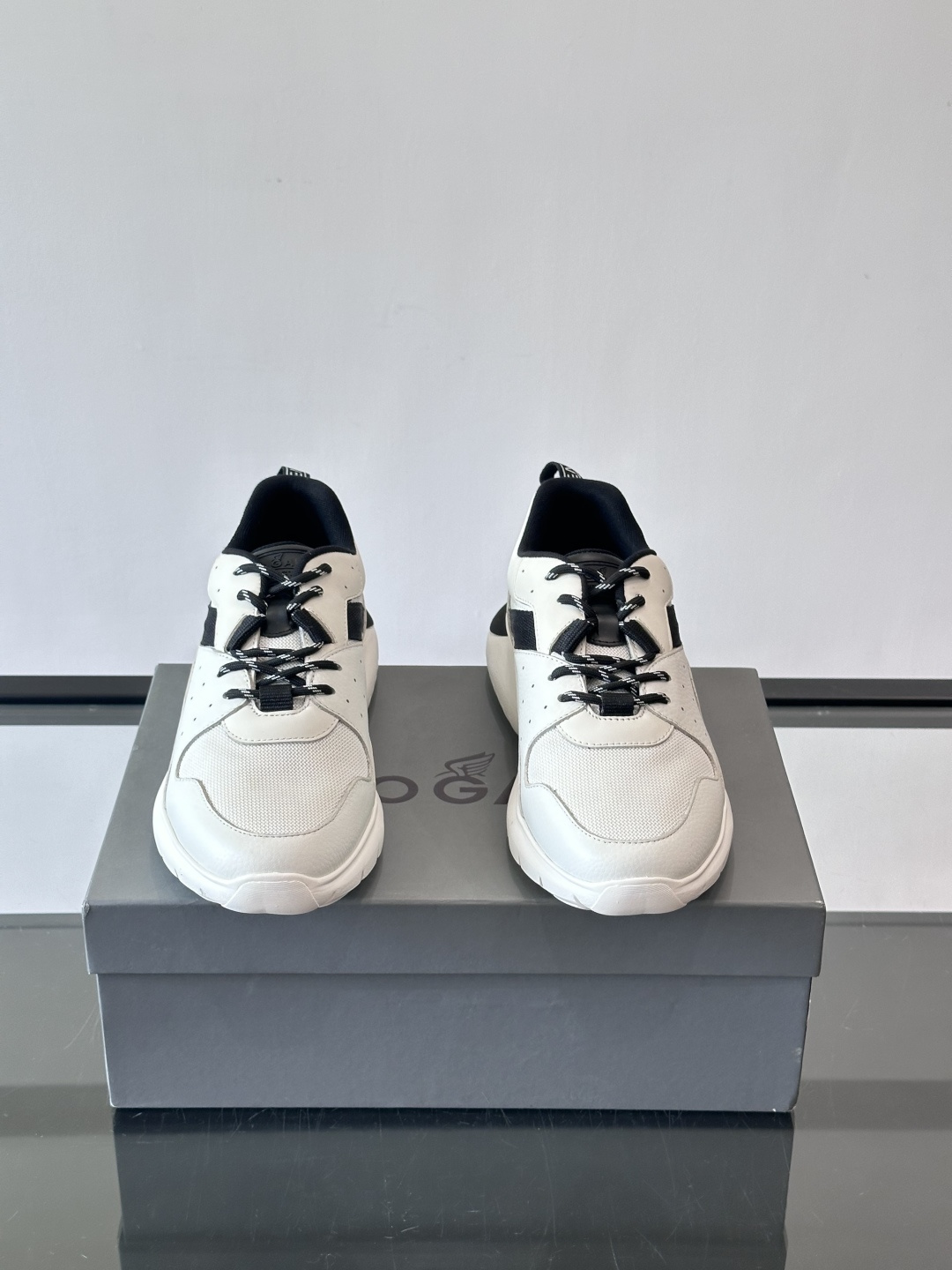 HOGAN豪格系列男士休闲鞋，主打休闲运动风，融合品牌经典与潮流元素。鞋面拼接麂皮和织物，配色低调有质感