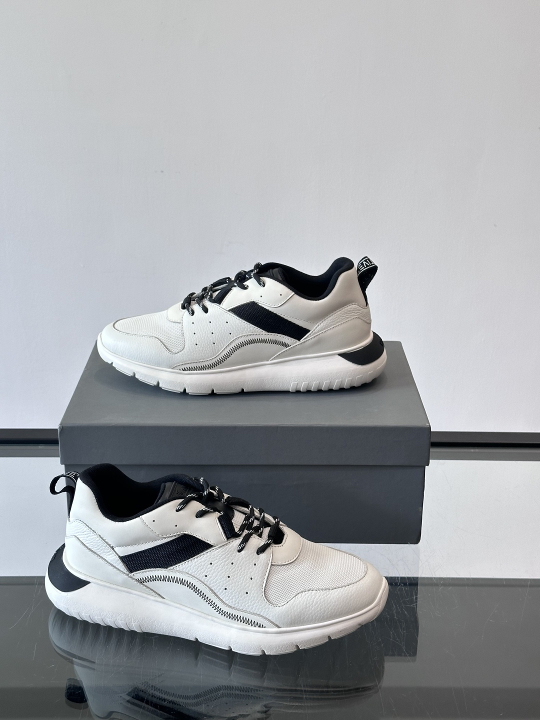 HOGAN豪格系列男士休闲鞋，主打休闲运动风，融合品牌经典与潮流元素。鞋面拼接麂皮和织物，配色低调有质感