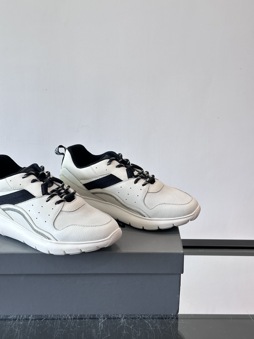 HOGAN豪格系列男士休闲鞋，主打休闲运动风，融合品牌经典与潮流元素。鞋面拼接麂皮和织物，配色低调有质感