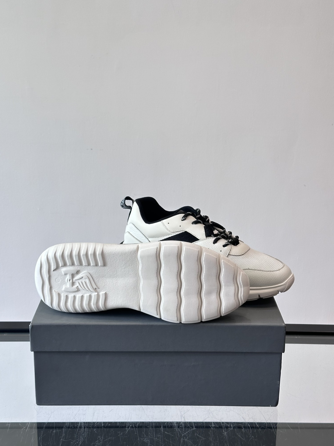 HOGAN豪格系列男士休闲鞋，主打休闲运动风，融合品牌经典与潮流元素。鞋面拼接麂皮和织物，配色低调有质感