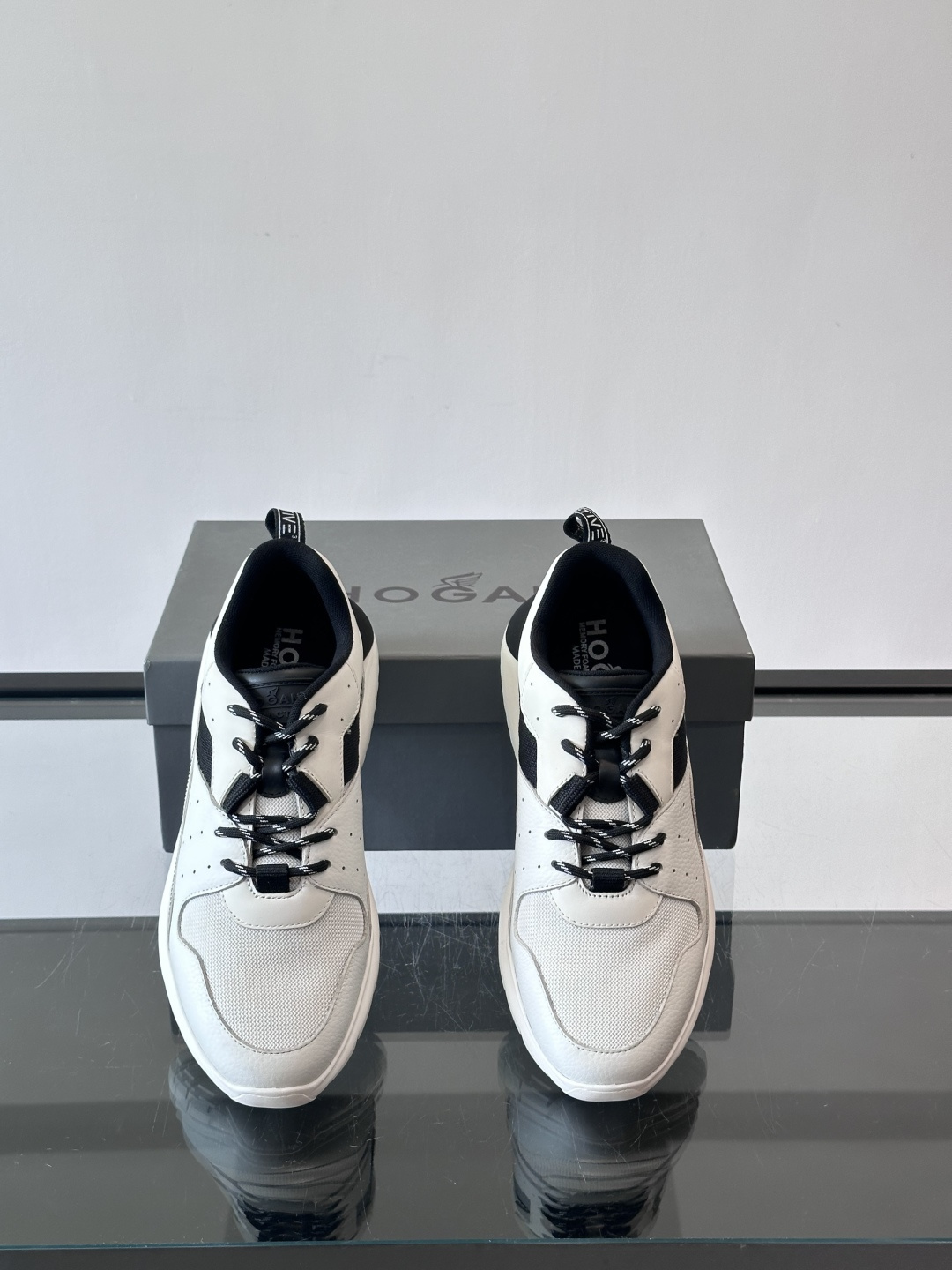 HOGAN豪格系列男士休闲鞋，主打休闲运动风，融合品牌经典与潮流元素。鞋面拼接麂皮和织物，配色低调有质感