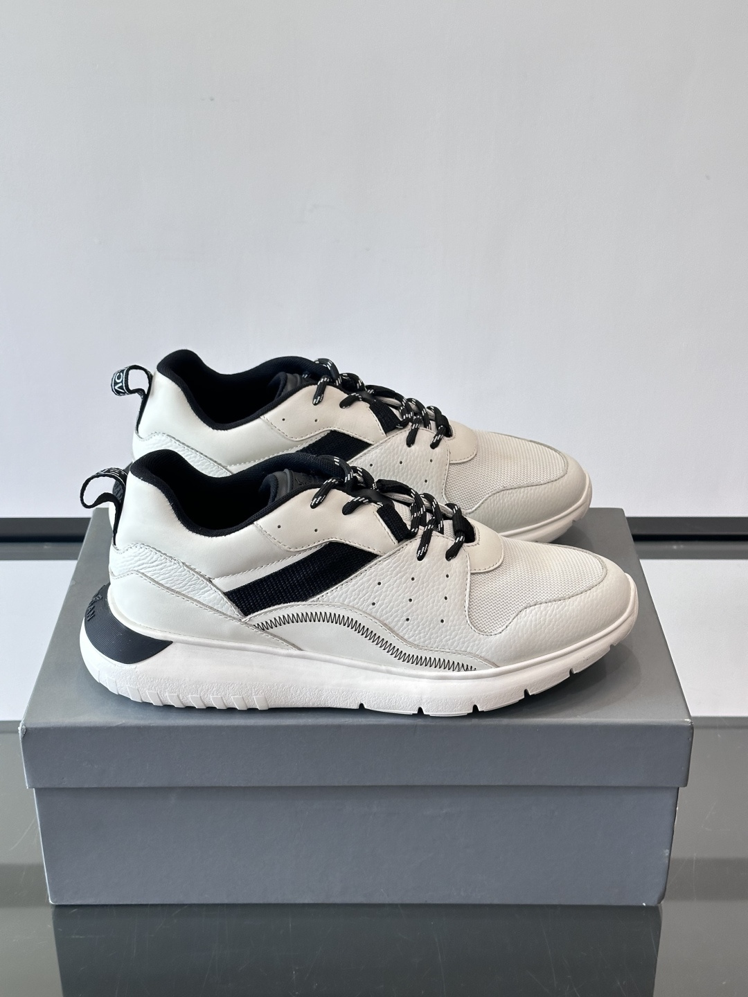 HOGAN豪格系列男士休闲鞋，主打休闲运动风，融合品牌经典与潮流元素。鞋面拼接麂皮和织物，配色低调有质感