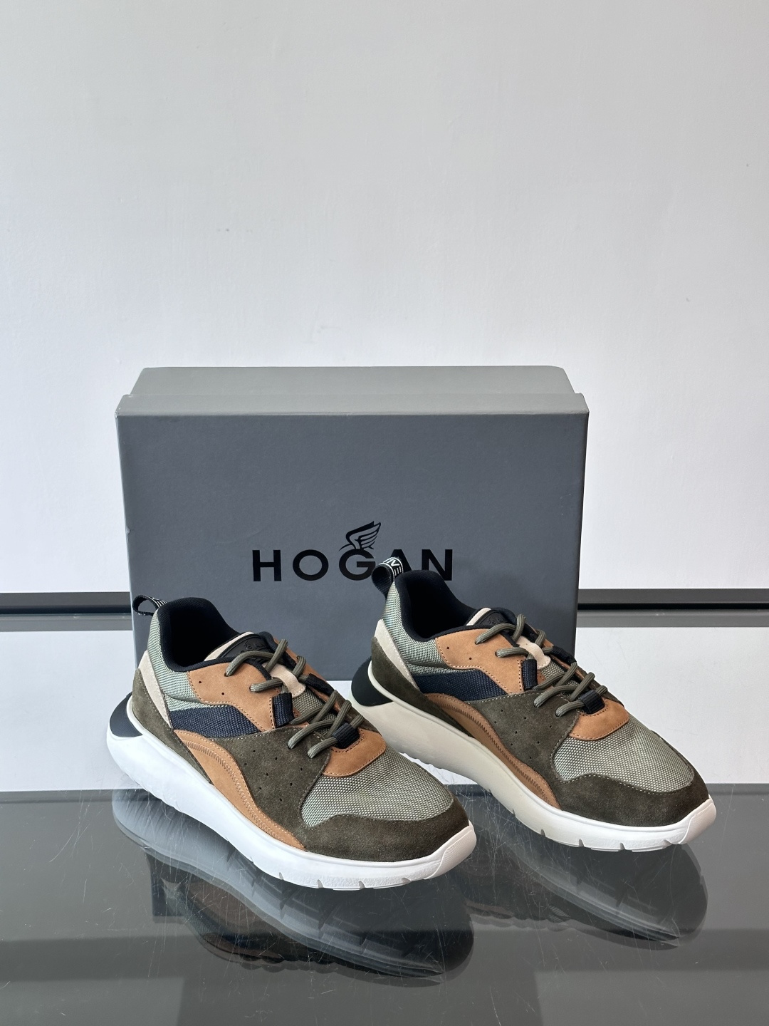 HOGAN豪格系列男士休闲鞋，主打休闲运动风，融合品牌经典与潮流元素。鞋面拼接麂皮和织物，配色低调有质感