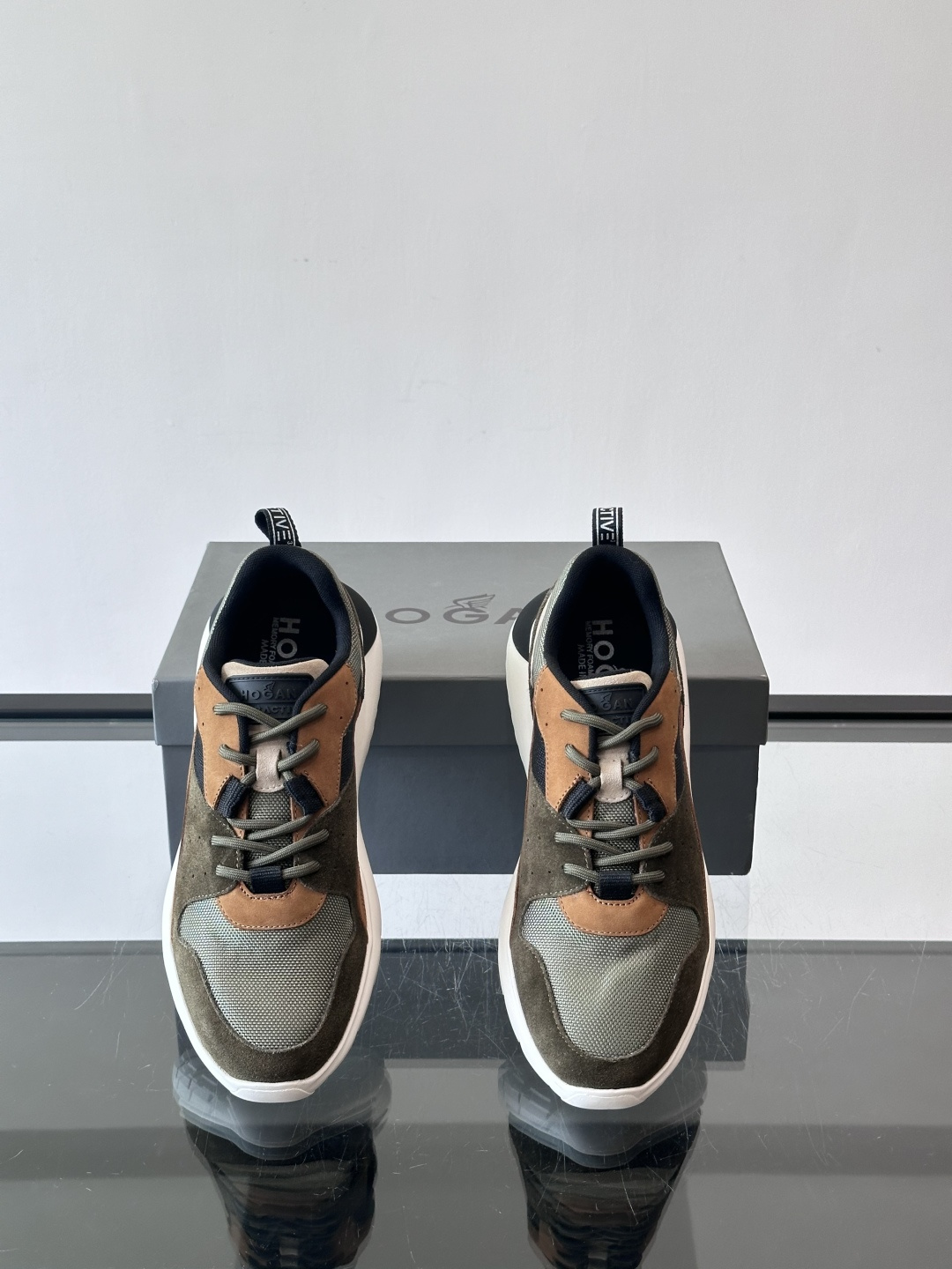 HOGAN豪格系列男士休闲鞋，主打休闲运动风，融合品牌经典与潮流元素。鞋面拼接麂皮和织物，配色低调有质感