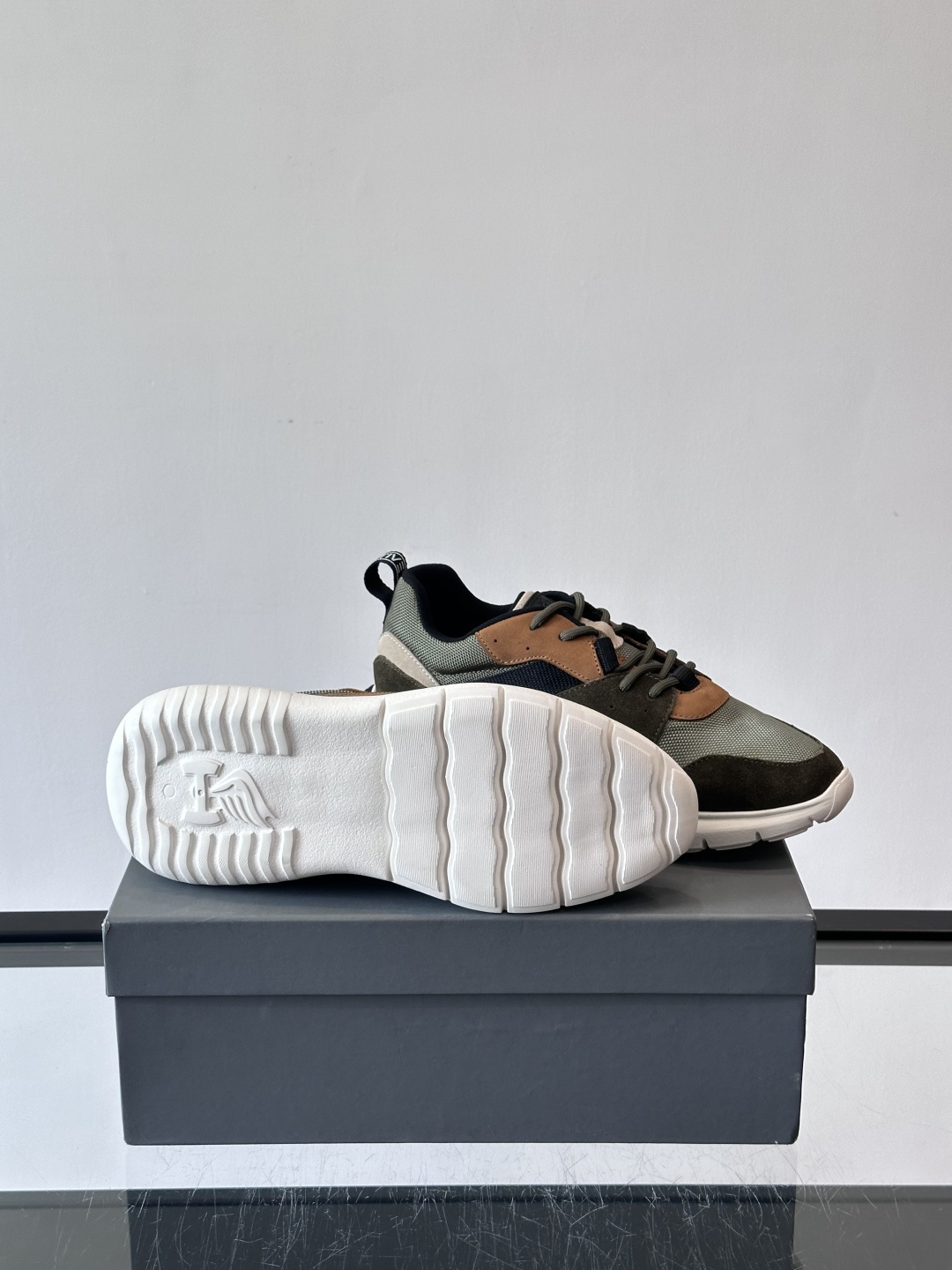 HOGAN豪格系列男士休闲鞋，主打休闲运动风，融合品牌经典与潮流元素。鞋面拼接麂皮和织物，配色低调有质感