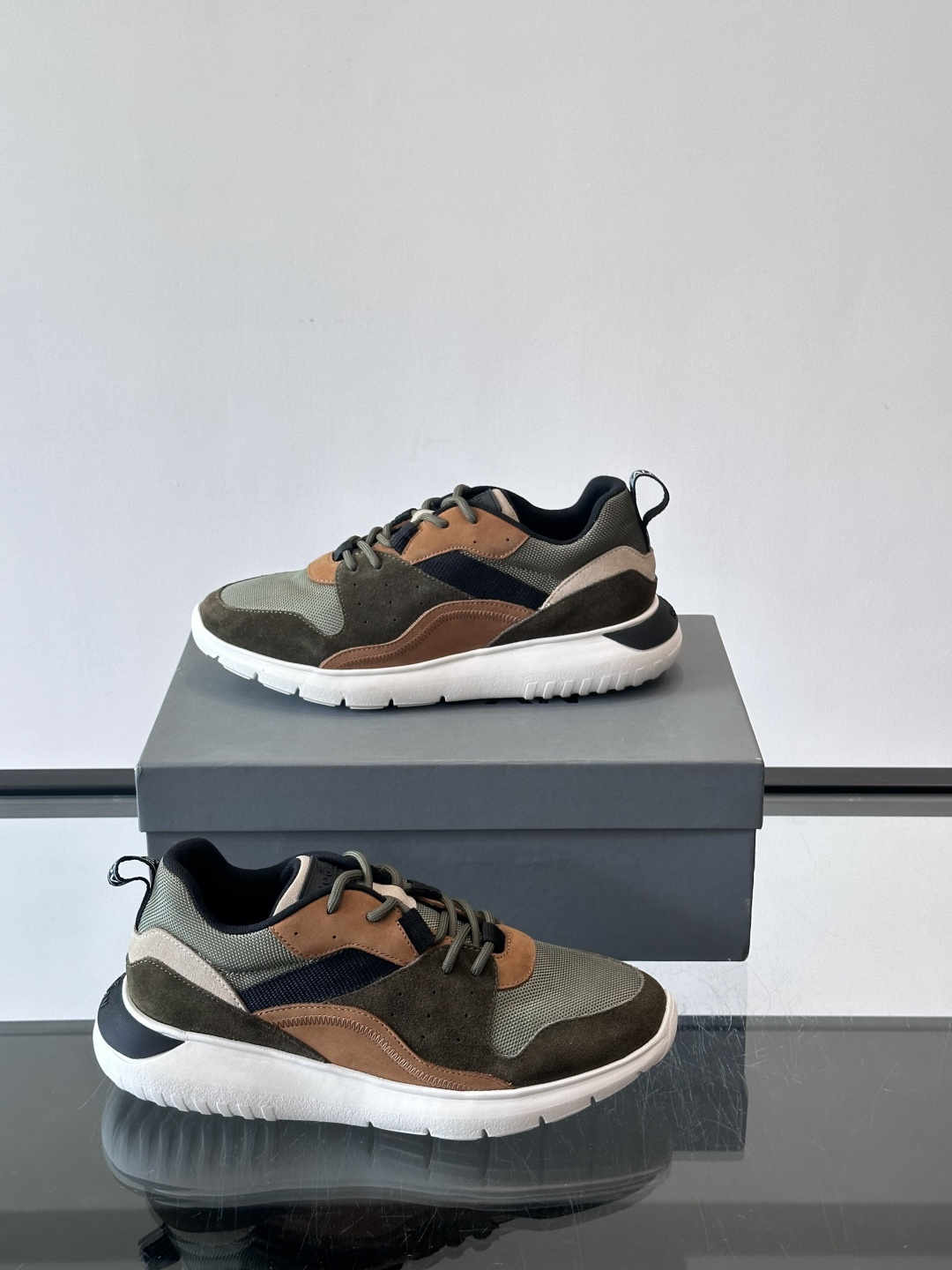 HOGAN豪格系列男士休闲鞋，主打休闲运动风，融合品牌经典与潮流元素。鞋面拼接麂皮和织物，配色低调有质感