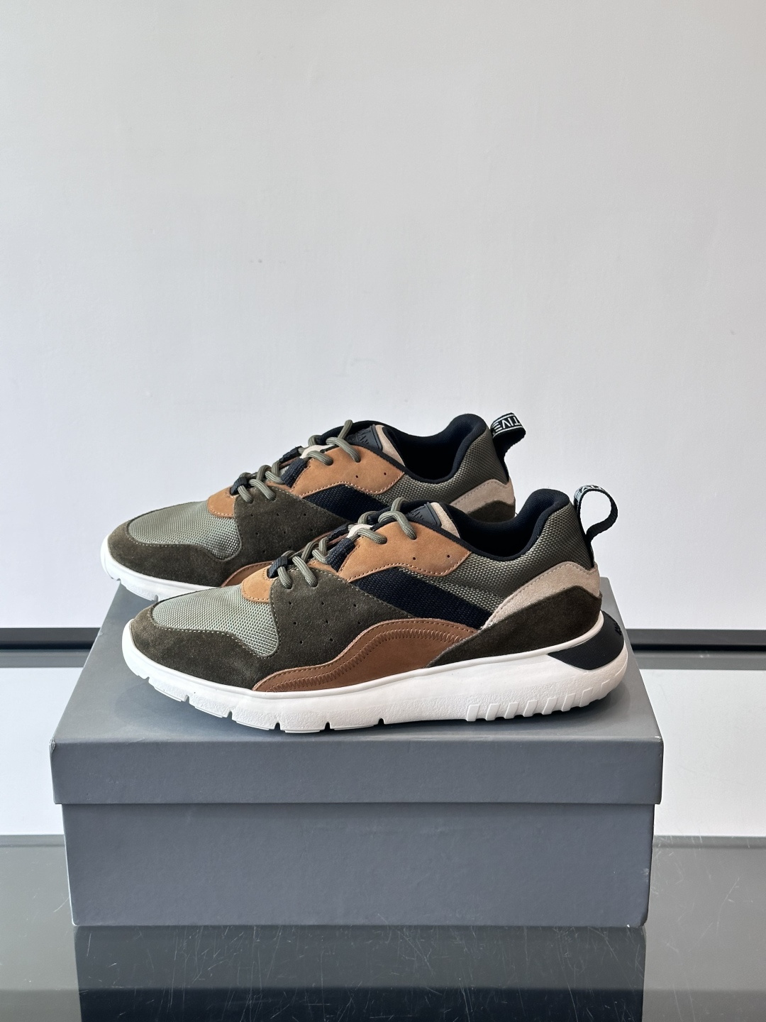 HOGAN豪格系列男士休闲鞋，主打休闲运动风，融合品牌经典与潮流元素。鞋面拼接麂皮和织物，配色低调有质感