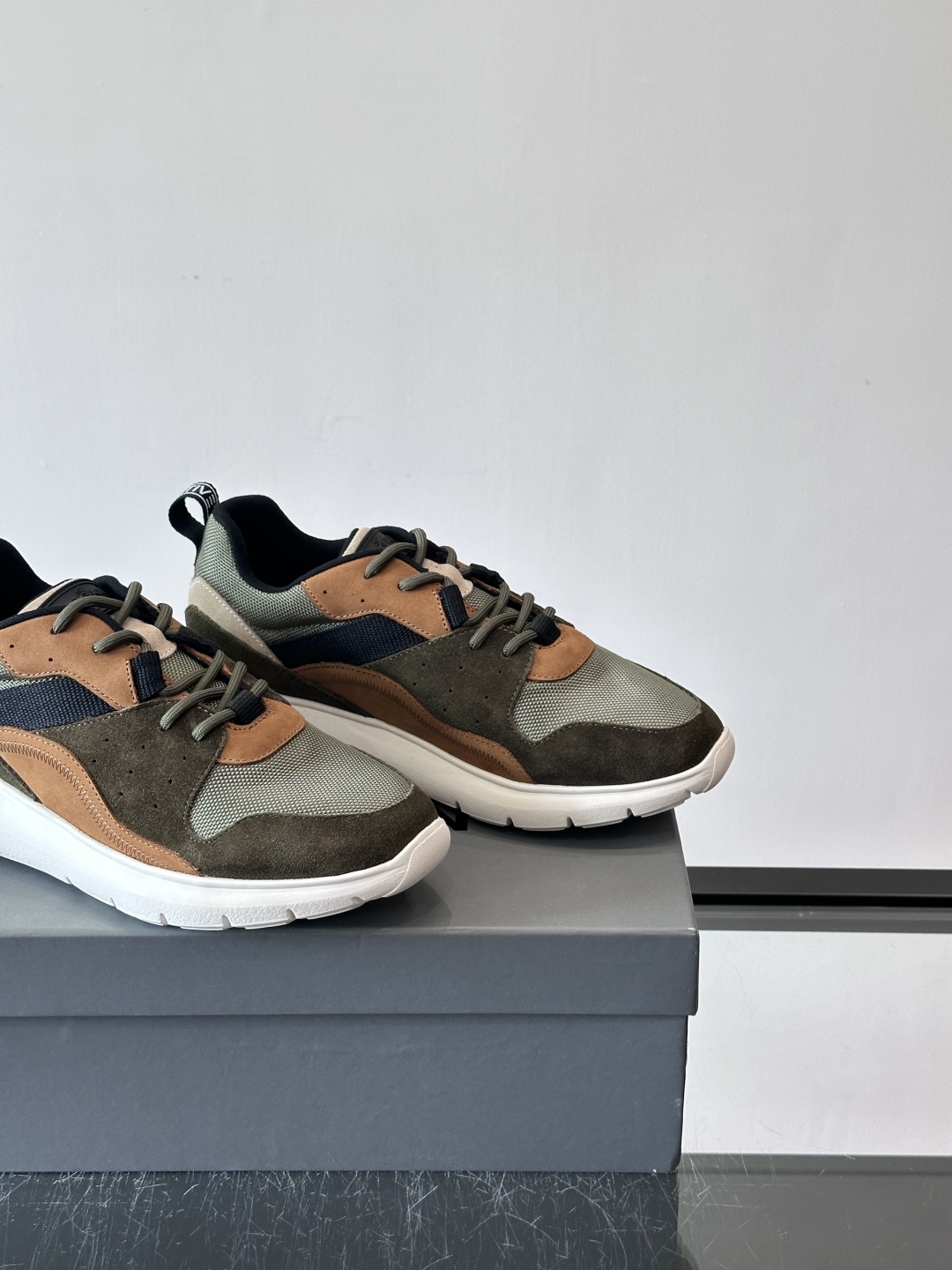 HOGAN豪格系列男士休闲鞋，主打休闲运动风，融合品牌经典与潮流元素。鞋面拼接麂皮和织物，配色低调有质感