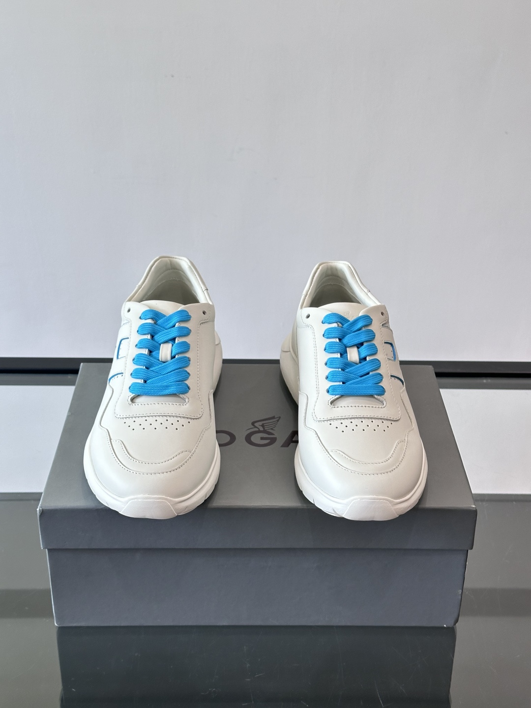 Hogan全新系列低帮运动鞋！此款男鞋延续了经典设计，增添外腰侧边全皮H字母，打造兼具个性炫酷与当代都市