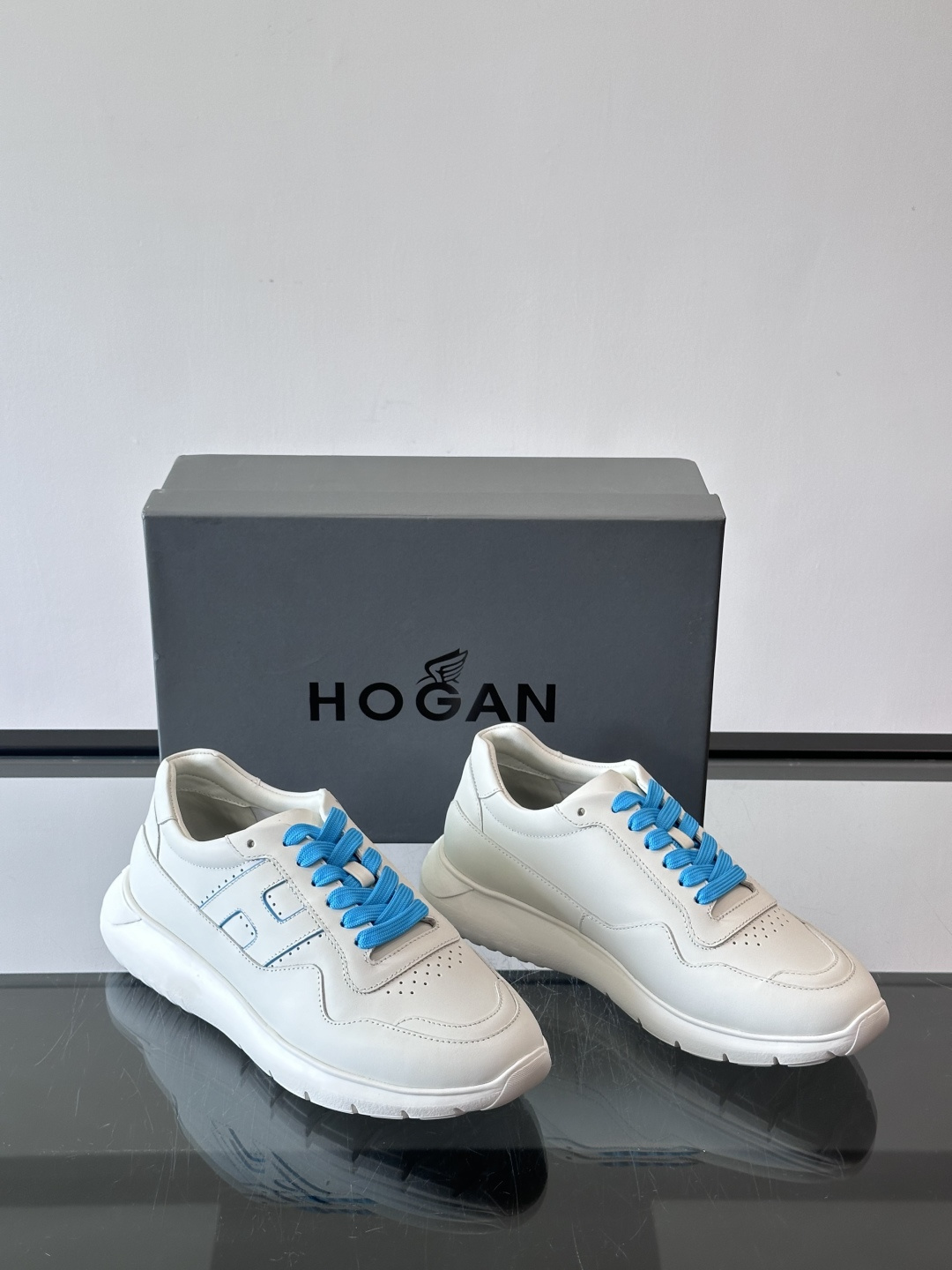 Hogan全新系列低帮运动鞋！此款男鞋延续了经典设计，增添外腰侧边全皮H字母，打造兼具个性炫酷与当代都市